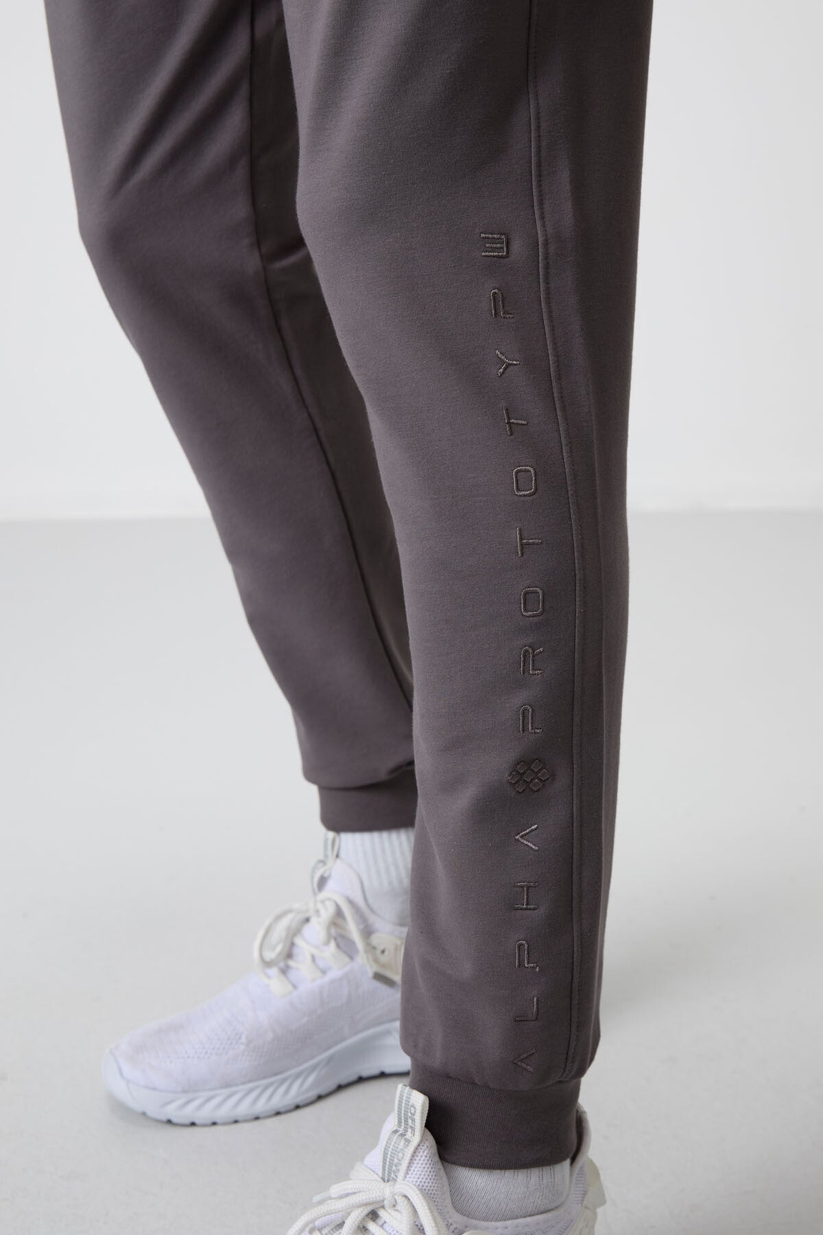 Koyu Gri Pamuk Yumuşak Dokulu Standart Fit Nakışlı Erkek Eşofman Alt - 82133