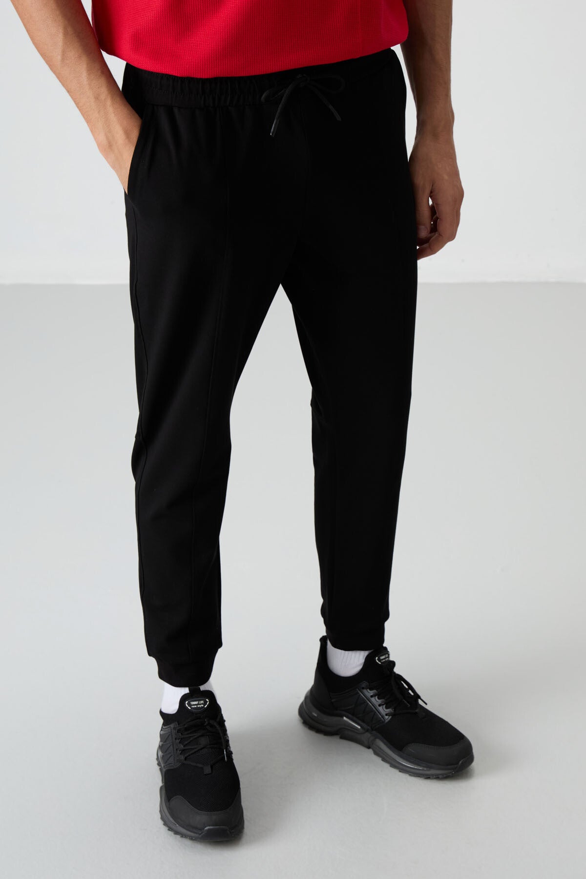 Siyah Pamuklu Yumuşak Dokulu Comfort Fit Nakışlı Erkek Jogger - 82123