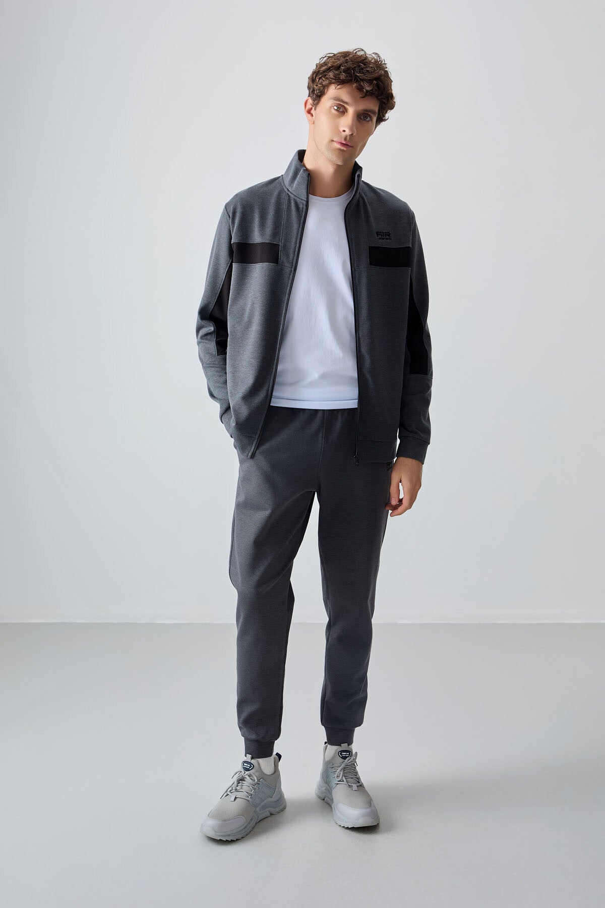 Koyu Gri Yüzeyi Dokulu Standart Fit Nakışlı Erkek Eşofman Takım - 85248