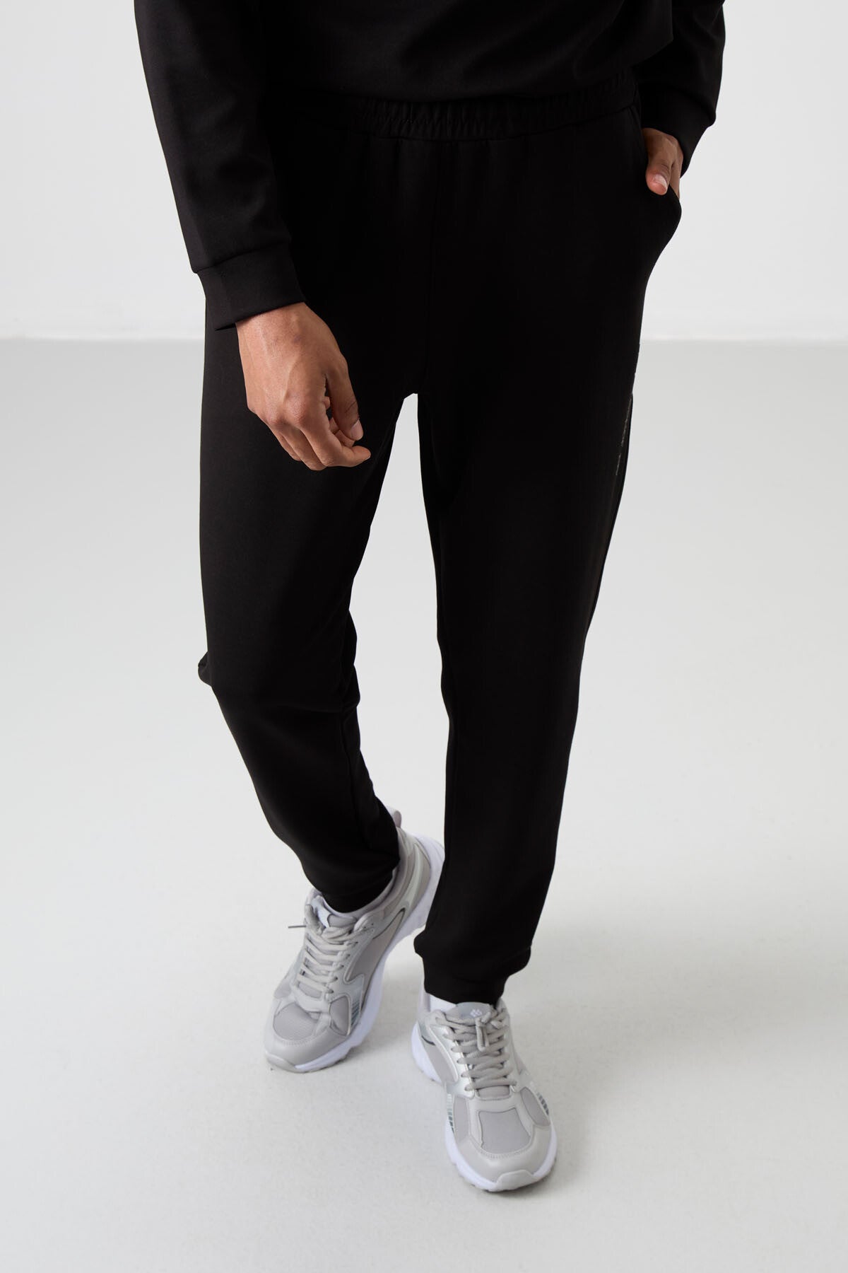 Siyah - Siyah Pamuklu Kalın Yumuşak Dokulu Comfort Fit Baskılı Erkek Eşofman Takım - 85253