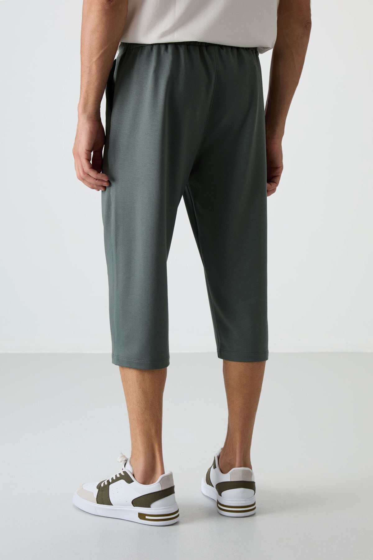 Haki Pamuklu Yumuşak Dokulu Standart Fit Nakışlı Erkek Kapri - 83102