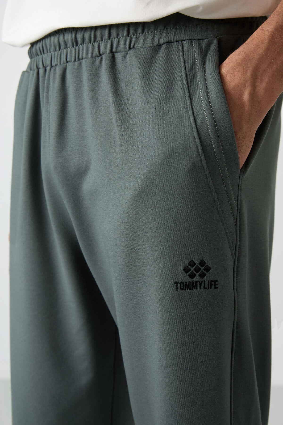 Haki Pamuklu Yumuşak Dokulu Standart Fit Nakışlı Erkek Kapri - 83102