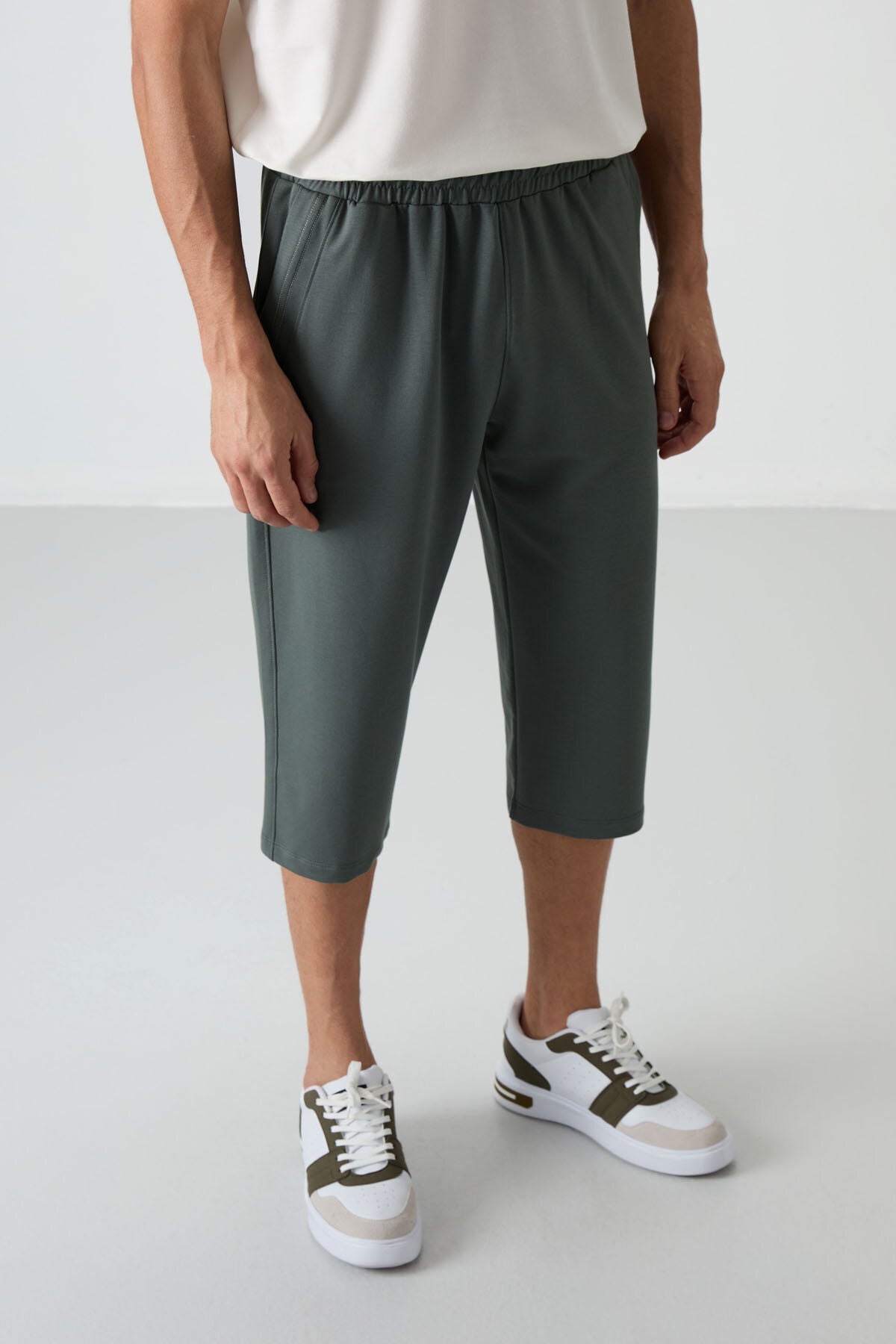 Haki Pamuklu Yumuşak Dokulu Standart Fit Nakışlı Erkek Kapri - 83102