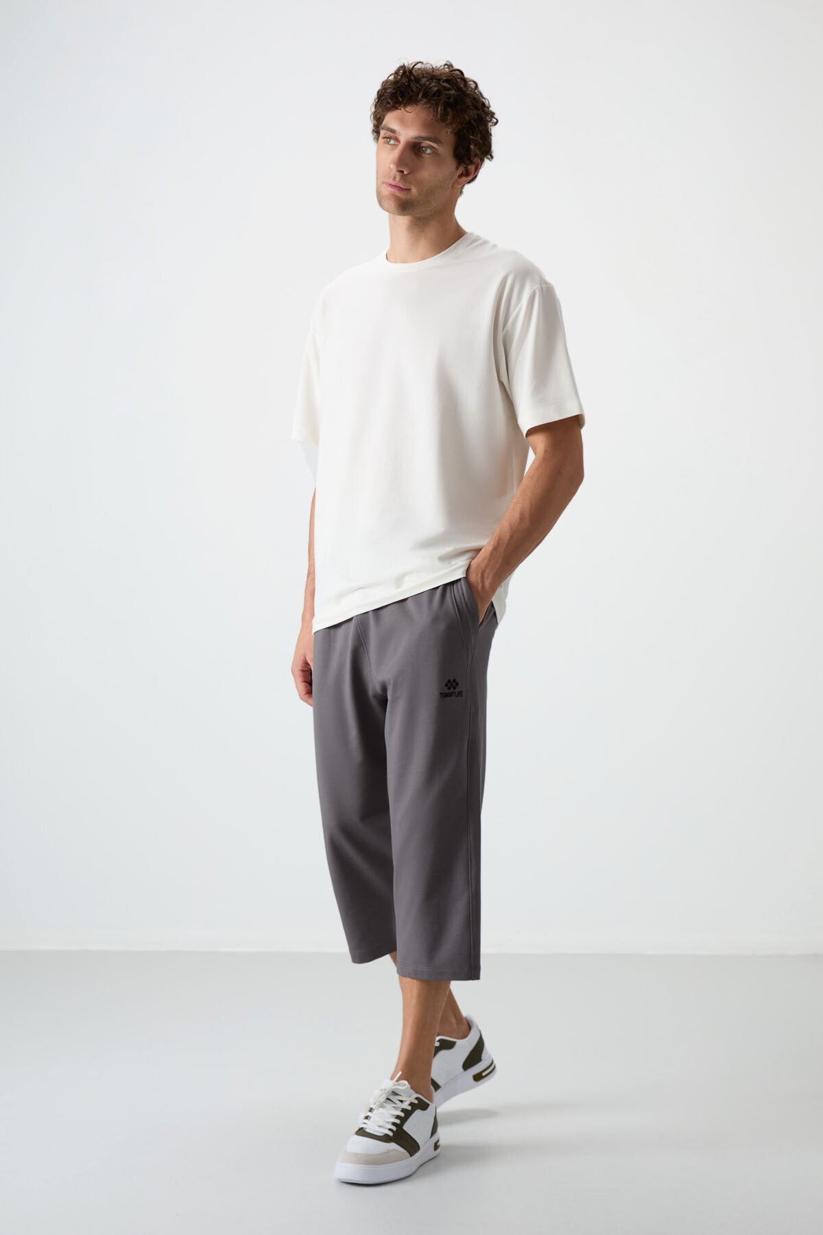 Koyu Gri Pamuklu Yumuşak Dokulu Standart Fit Nakışlı Erkek Kapri - 83102