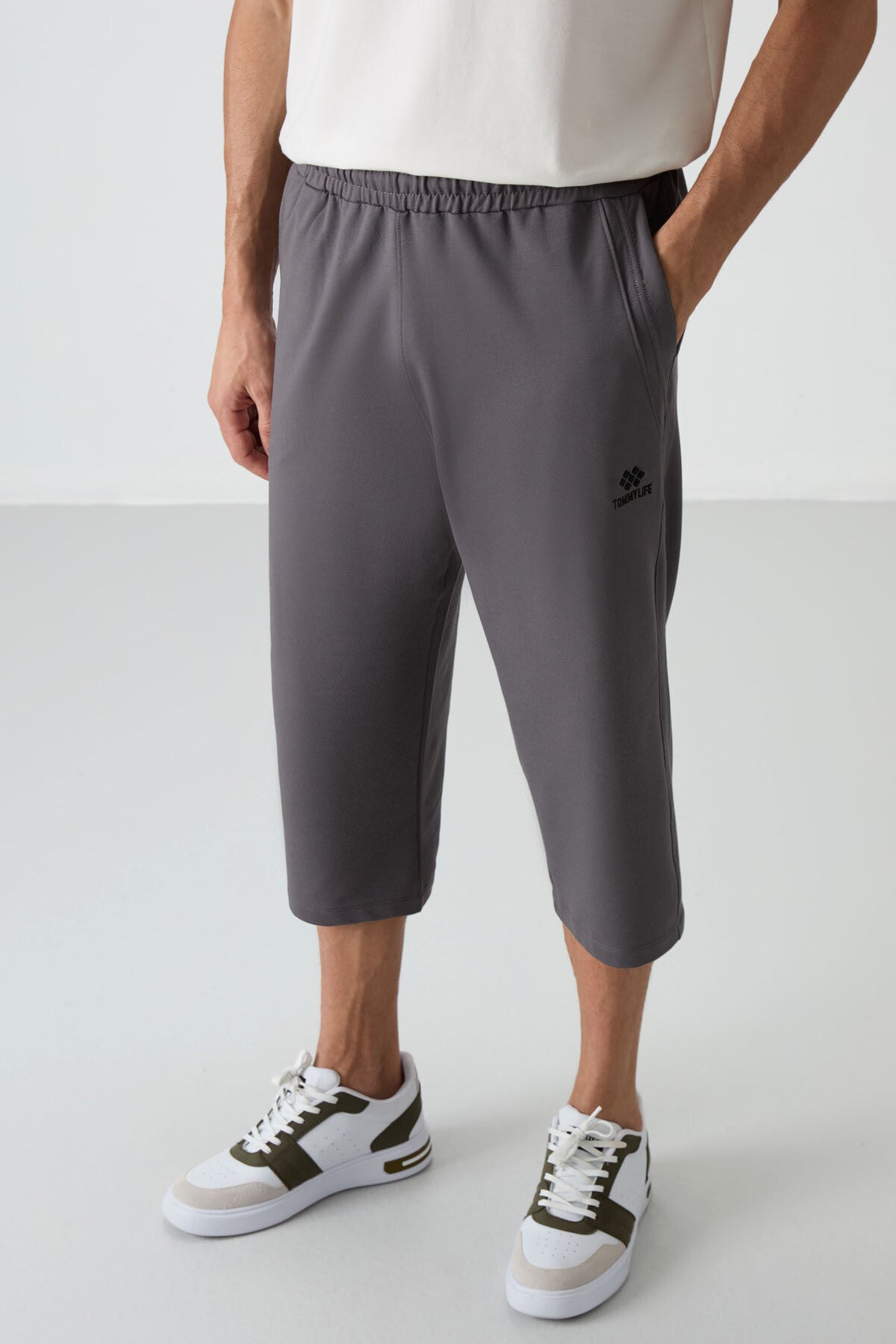 Koyu Gri Pamuklu Yumuşak Dokulu Standart Fit Nakışlı Erkek Kapri - 83102