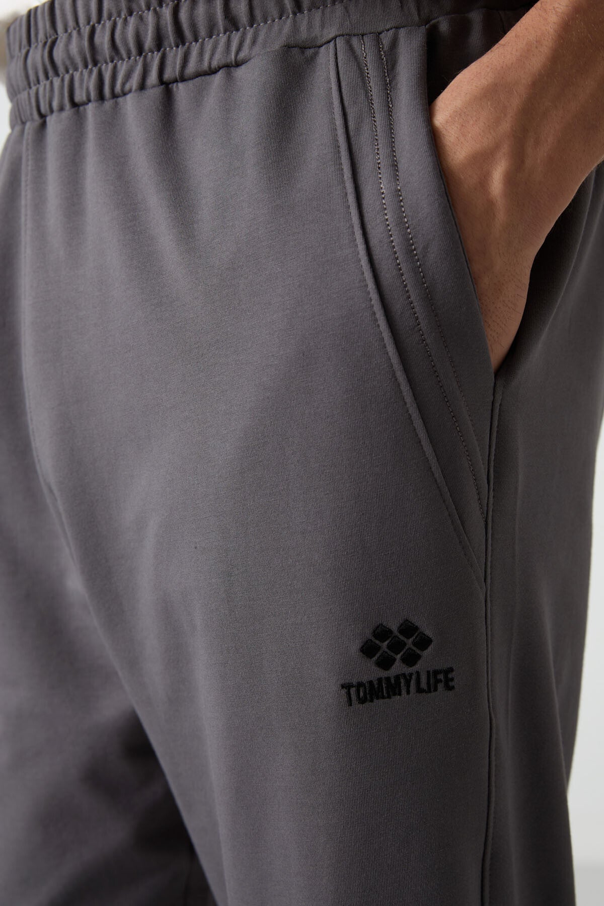 Koyu Gri Pamuklu Yumuşak Dokulu Standart Fit Nakışlı Erkek Kapri - 83102