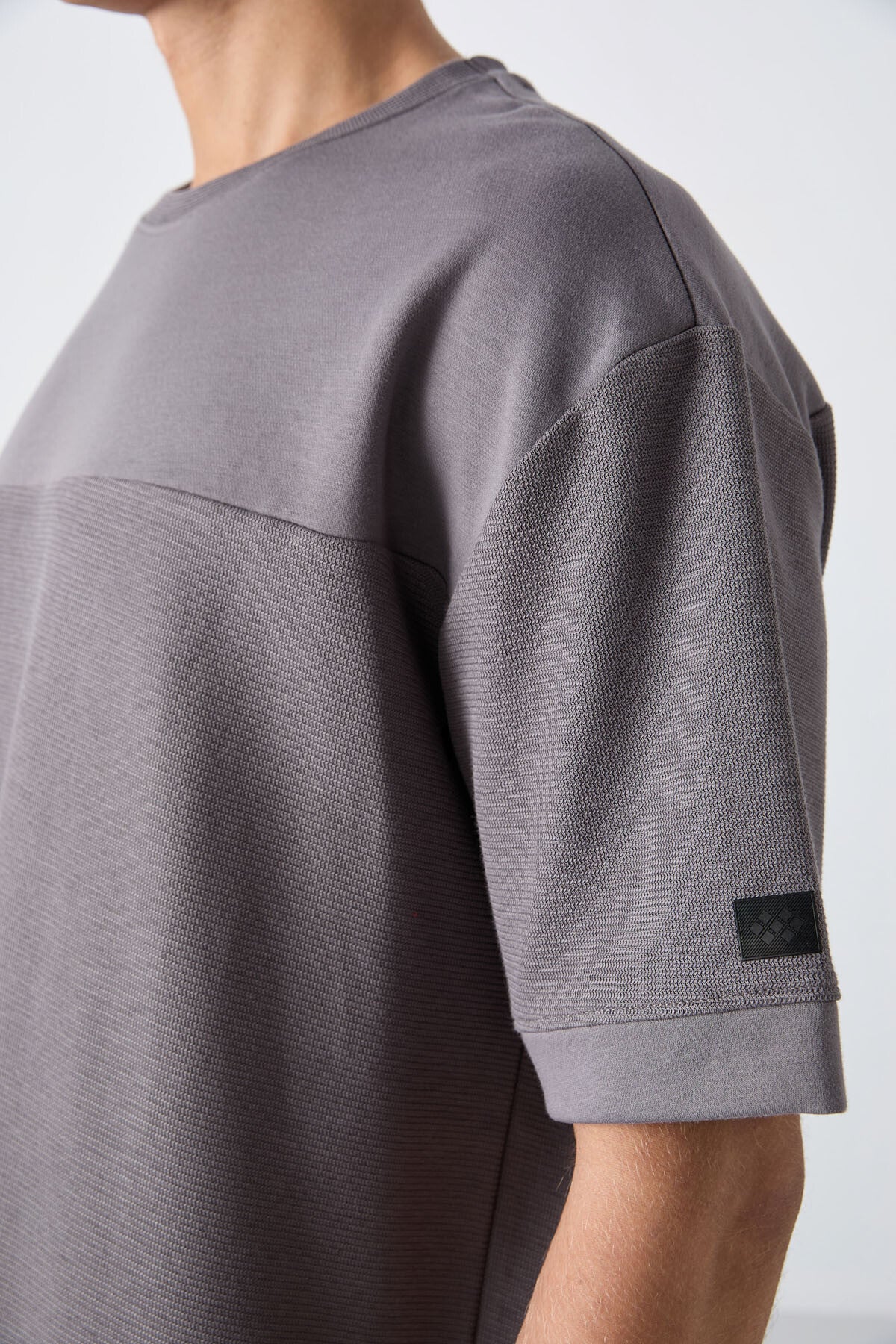 Koyu Gri Pamuklu Kalın Yüzeyi Dokulu Oversize Fit Basic Erkek T-Shirt - 88340