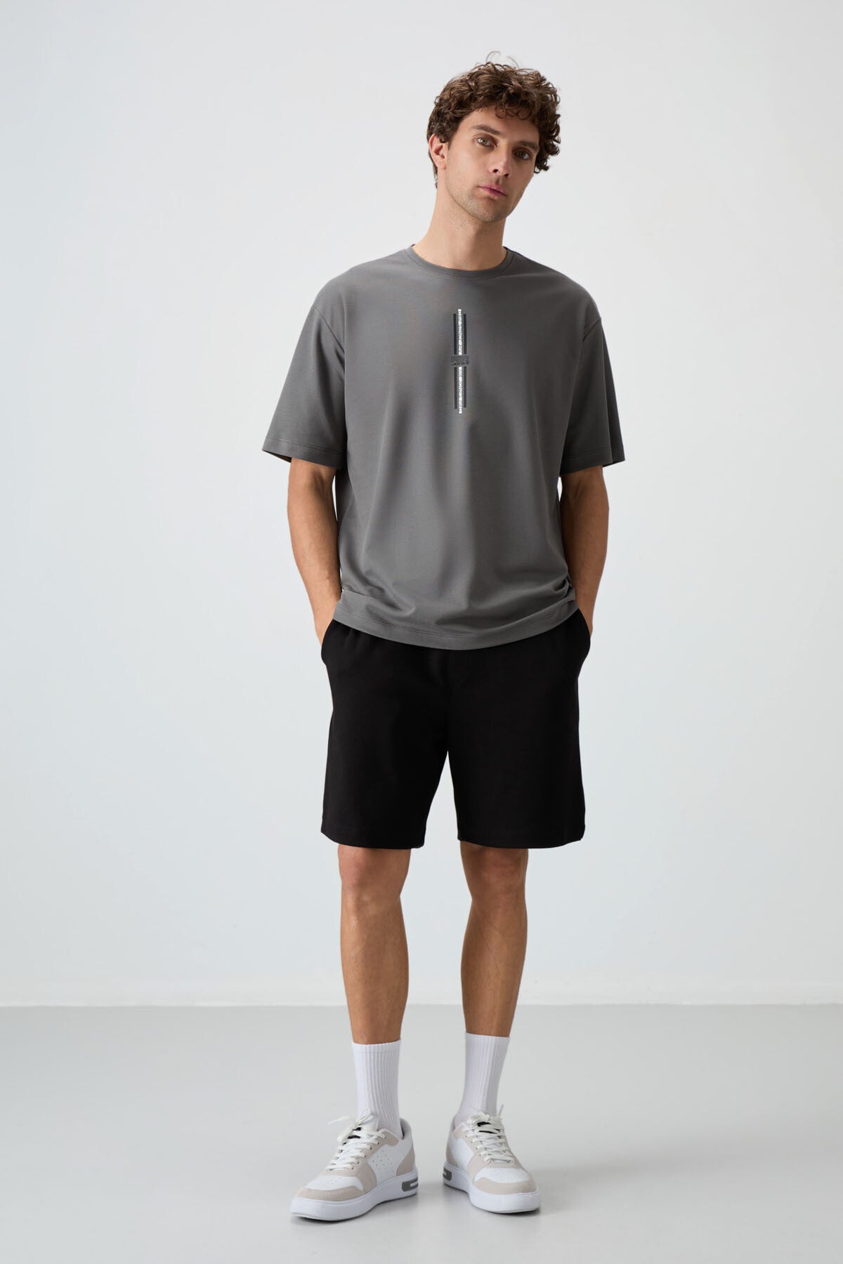 Koyu Gri Pamuklu Kalın Yüzeyi Dokulu Oversize Fit Baskılı Erkek T-Shirt - 88366