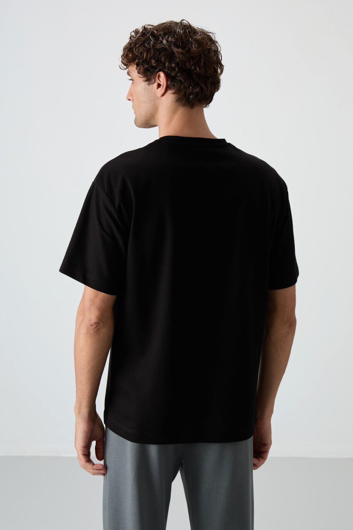 Siyah Pamuklu Kalın Yüzeyi Dokulu Oversize Fit Baskılı Erkek T-Shirt - 88365