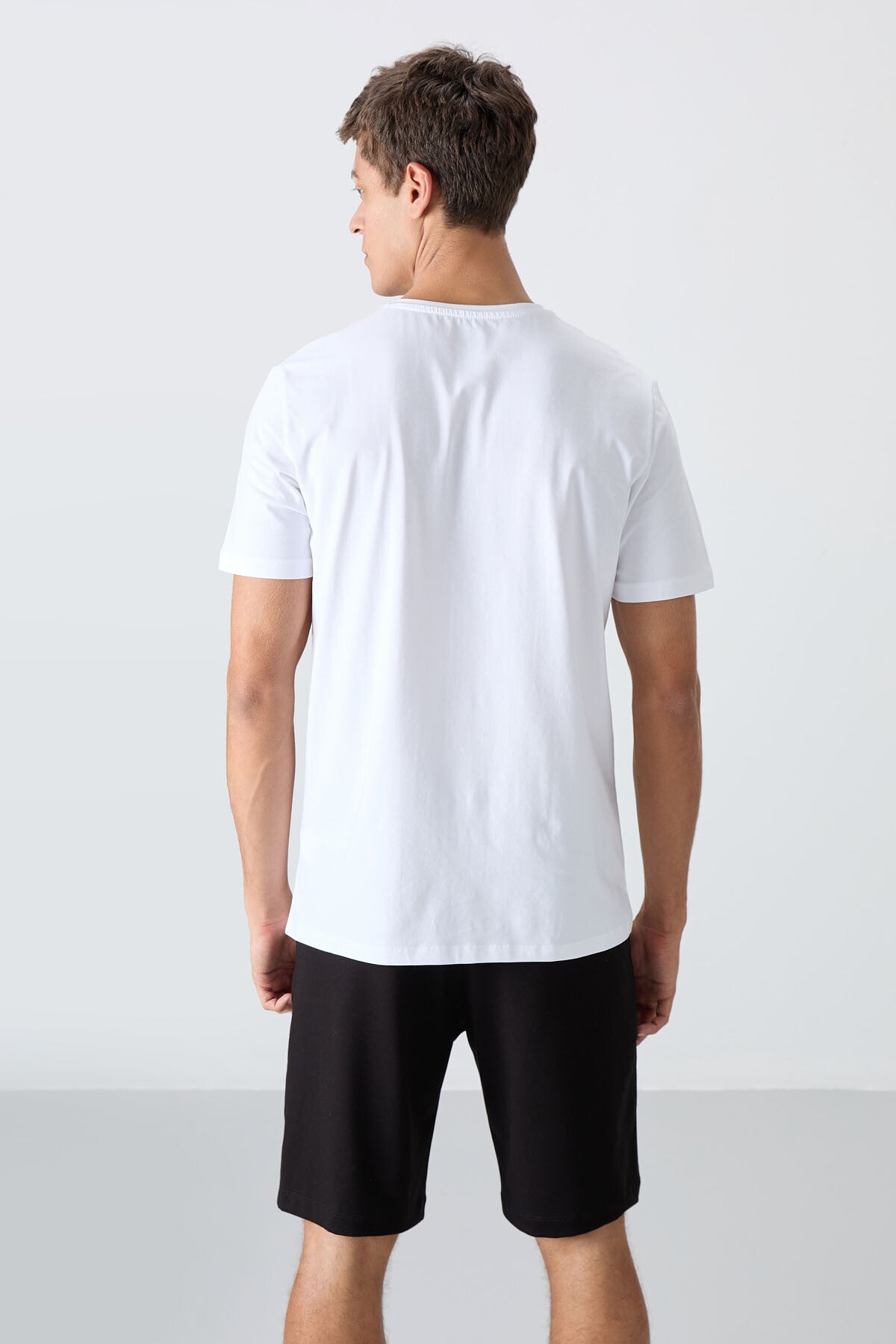 Beyaz - Siyah Pamuklu Yumuşak Dokulu Standart Fit Baskılı Erkek Şortlu Takım - 85243