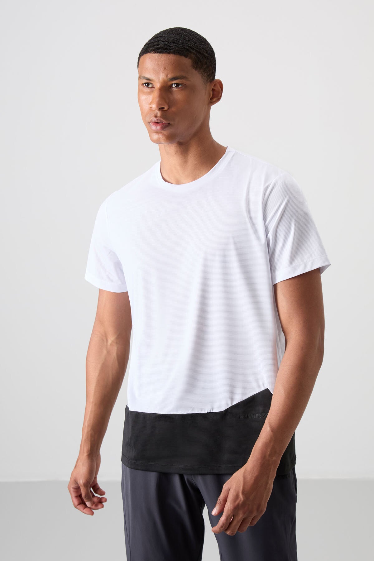 Beyaz Nefes Alan Dokulu İnce Esnek Standart Fit Erkek Performans T-Shirt - 88383