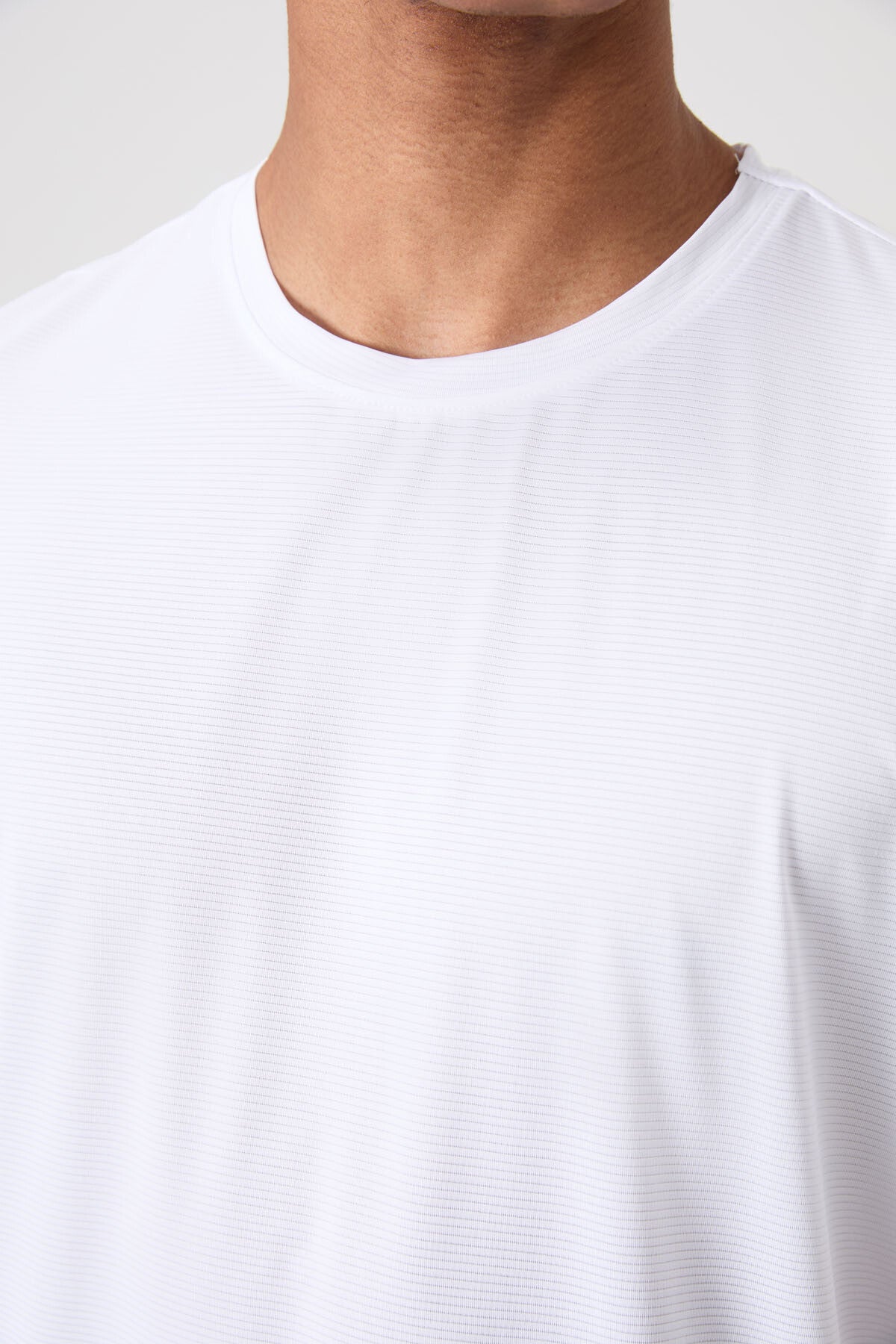 Beyaz Nefes Alan Dokulu İnce Esnek Standart Fit Erkek Performans T-Shirt - 88383