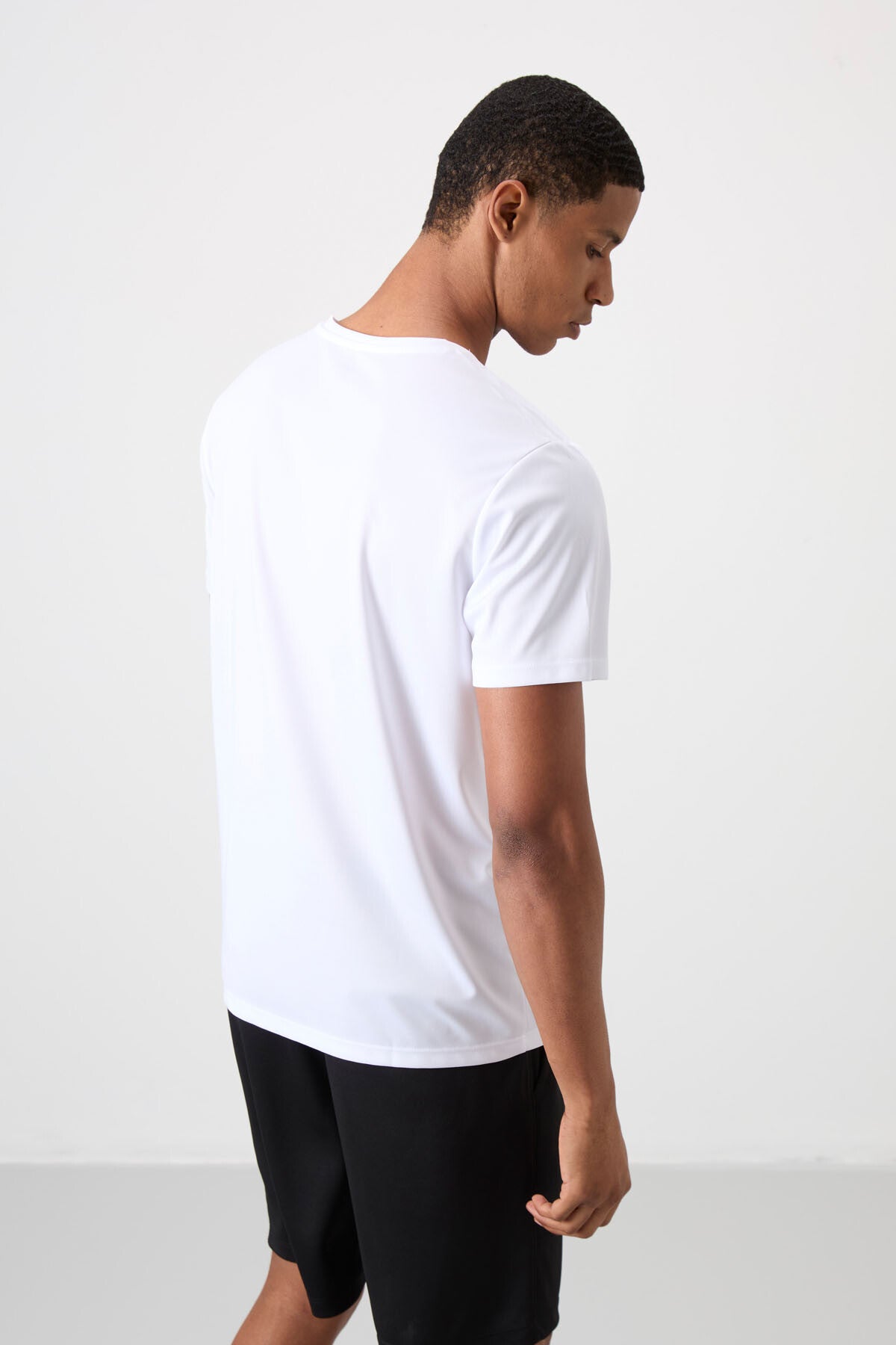 Beyaz Nefes Alan Dokulu İnce Esnek Standart Fit Erkek Performans T-Shirt - 88385