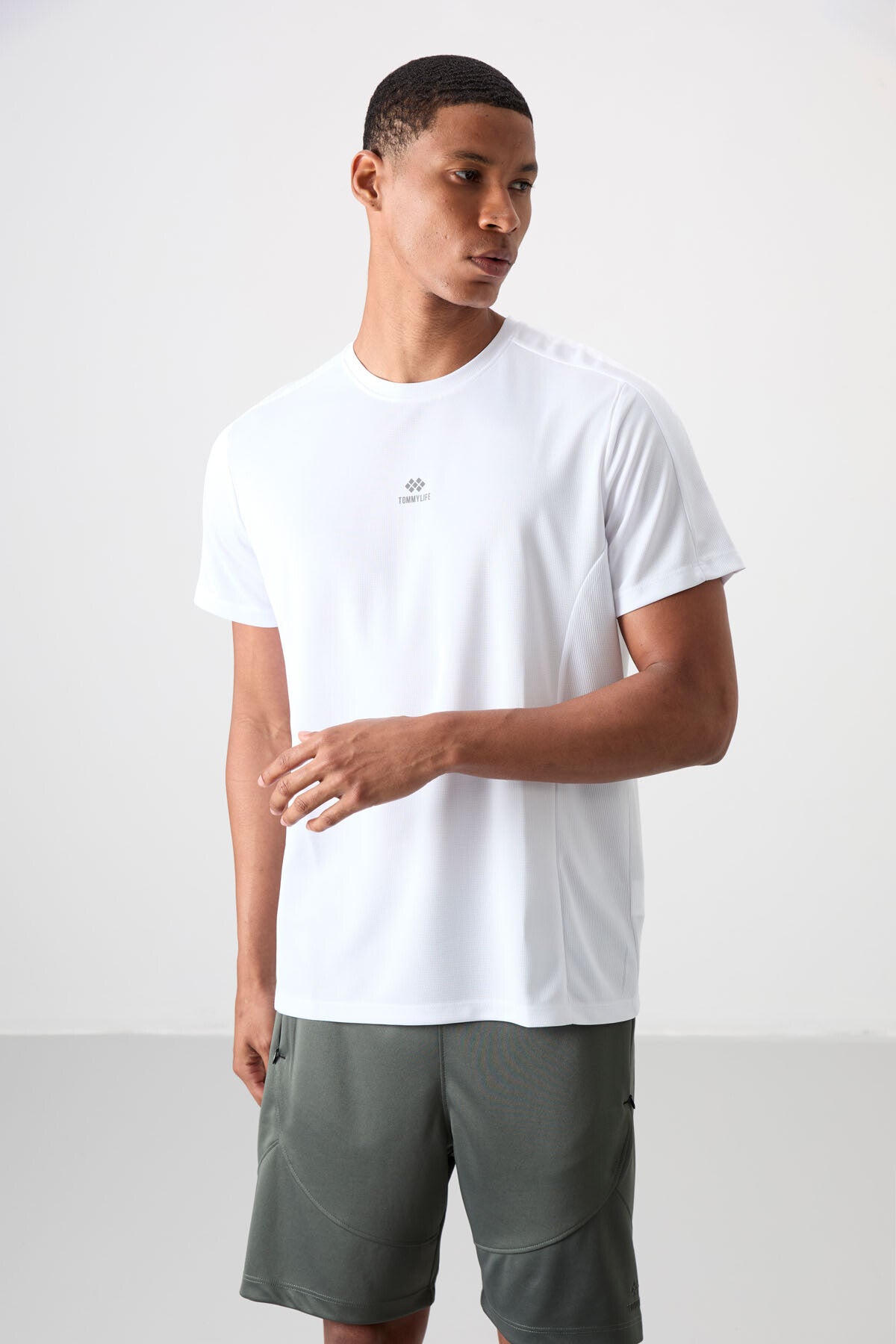 Beyaz Nefes Alan Dokulu İnce Esnek Standart Fit Erkek Performans T-Shirt - 88390