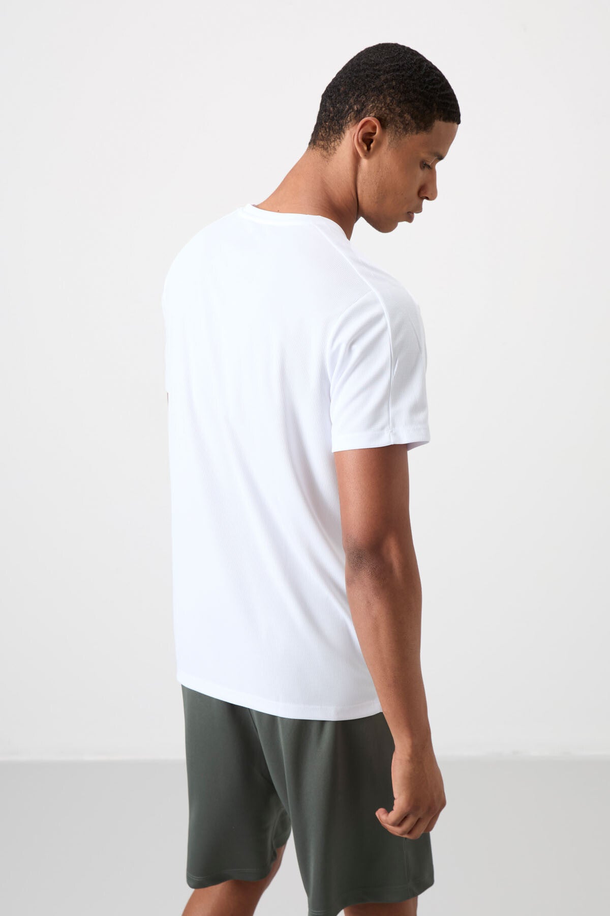 Beyaz Nefes Alan Dokulu İnce Esnek Standart Fit Erkek Performans T-Shirt - 88390