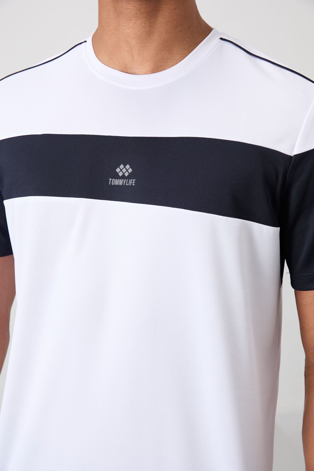 Beyaz Nefes Alan Dokulu İnce Esnek Standart Fit Erkek Performans T-Shirt - 88396