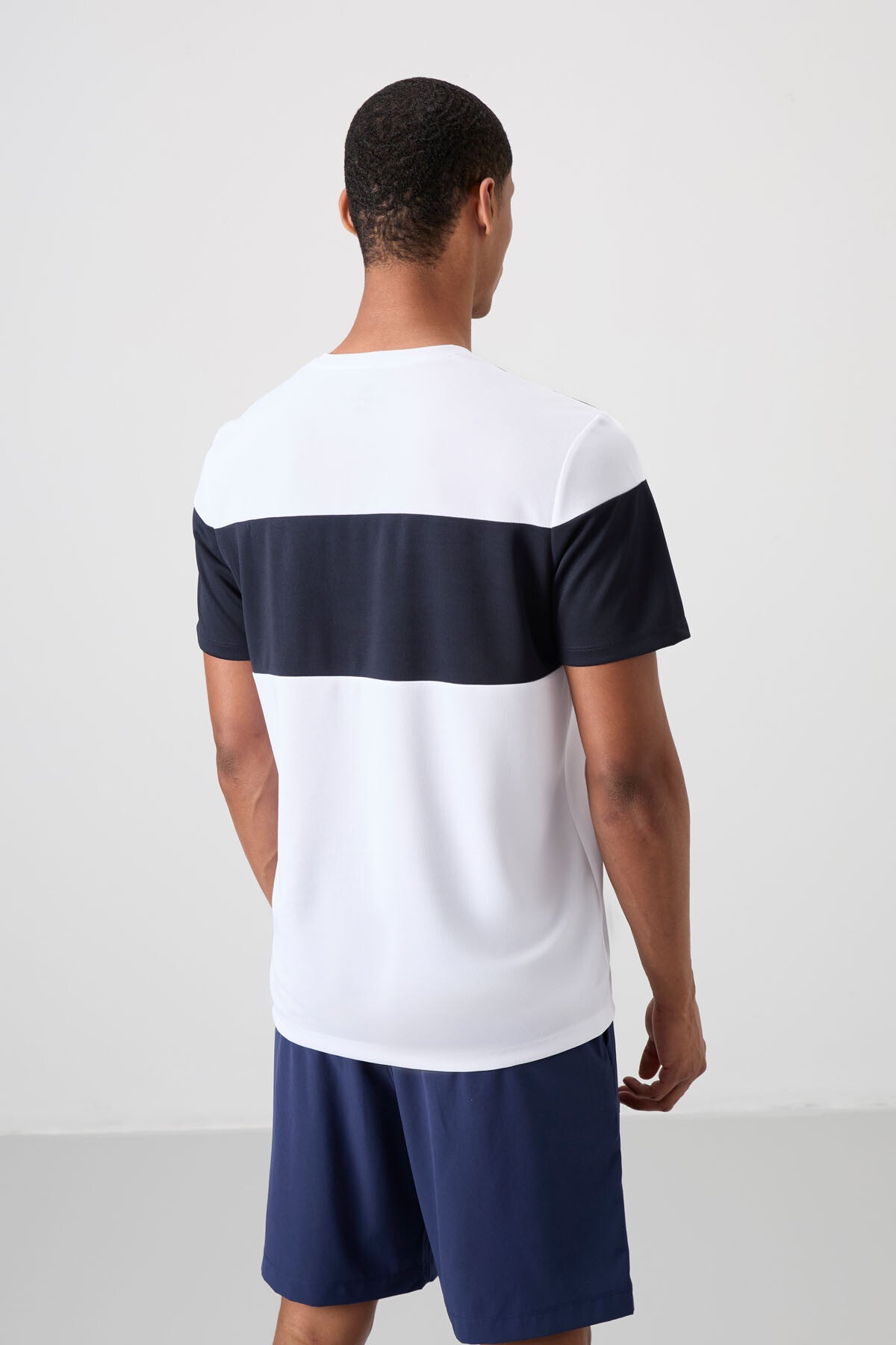 Beyaz Nefes Alan Dokulu İnce Esnek Standart Fit Erkek Performans T-Shirt - 88396