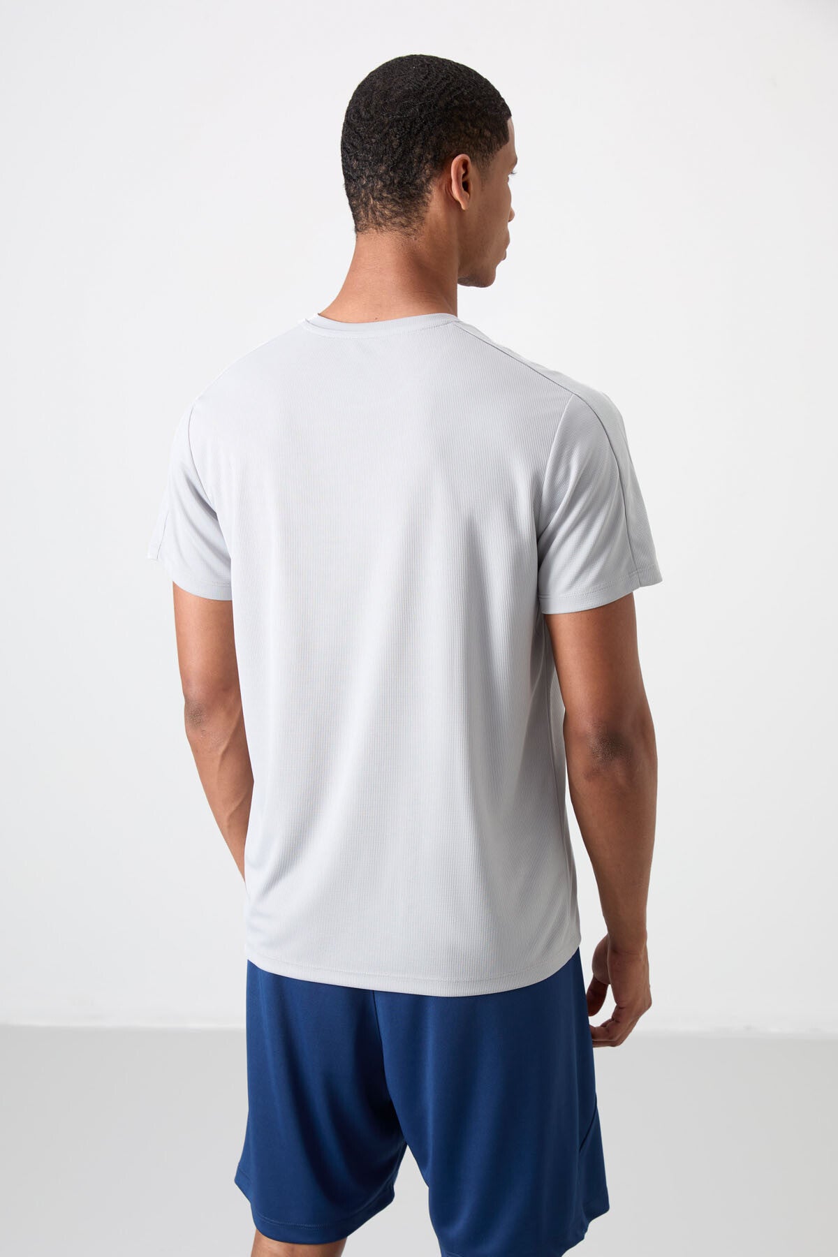 Gri Nefes Alan Dokulu İnce Esnek Standart Fit Erkek Performans T-Shirt - 88390