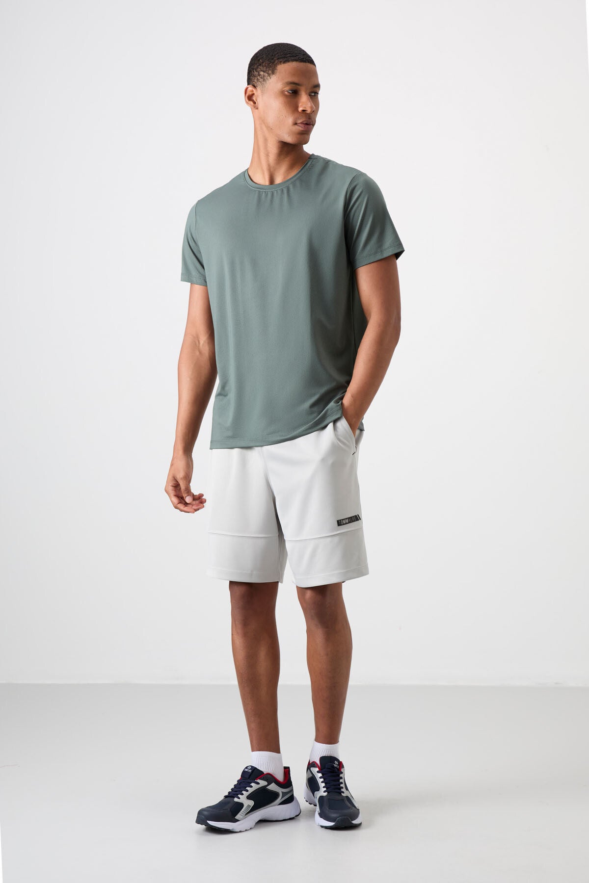Haki Nefes Alan Dokulu İnce Esnek Standart Fit Erkek Performans T-Shirt - 88387