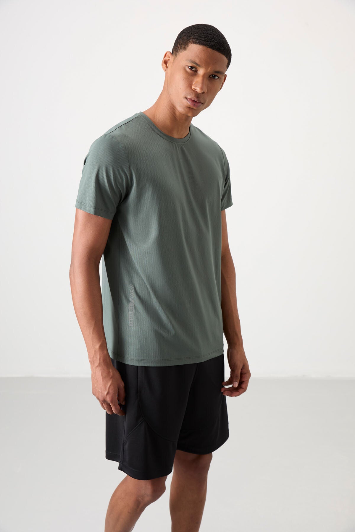 Haki Nefes Alan Dokulu İnce Esnek Standart Fit Erkek Performans T-Shirt - 88388