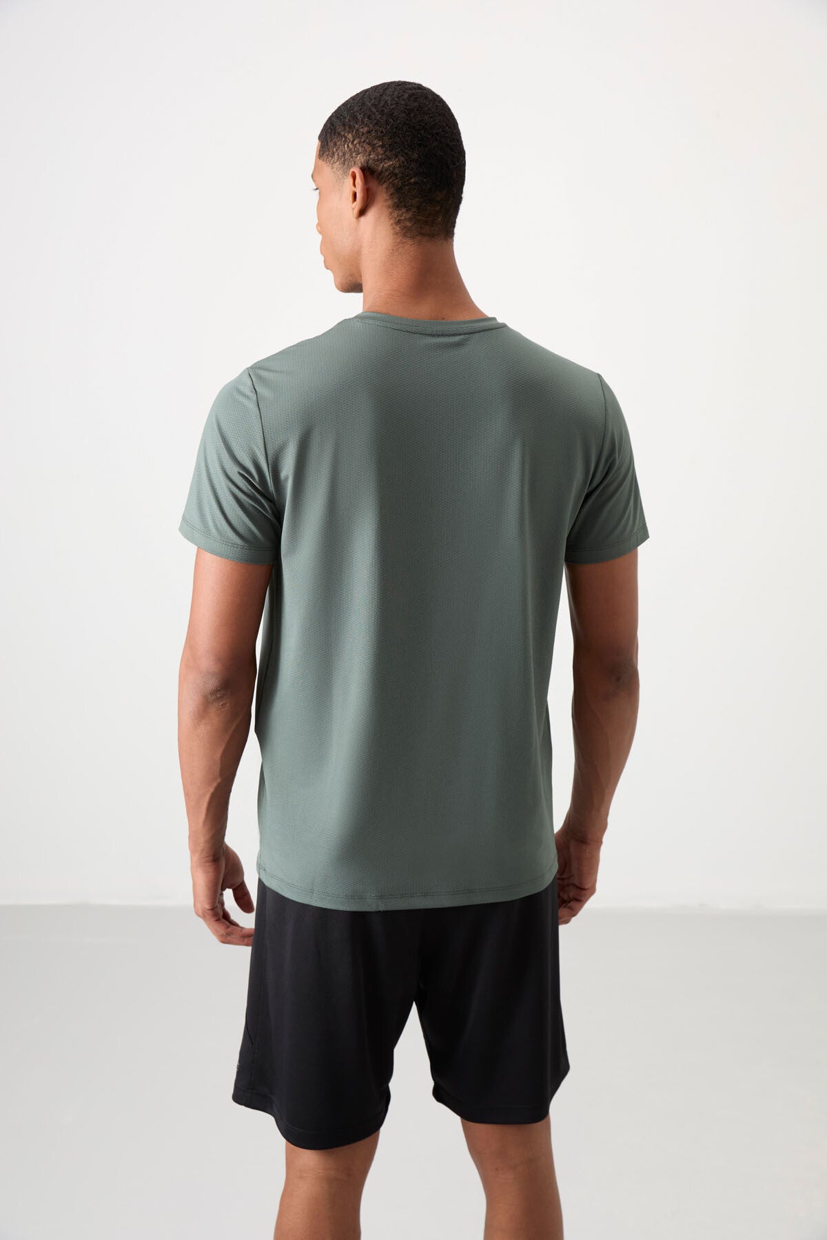 Haki Nefes Alan Dokulu İnce Esnek Standart Fit Erkek Performans T-Shirt - 88388