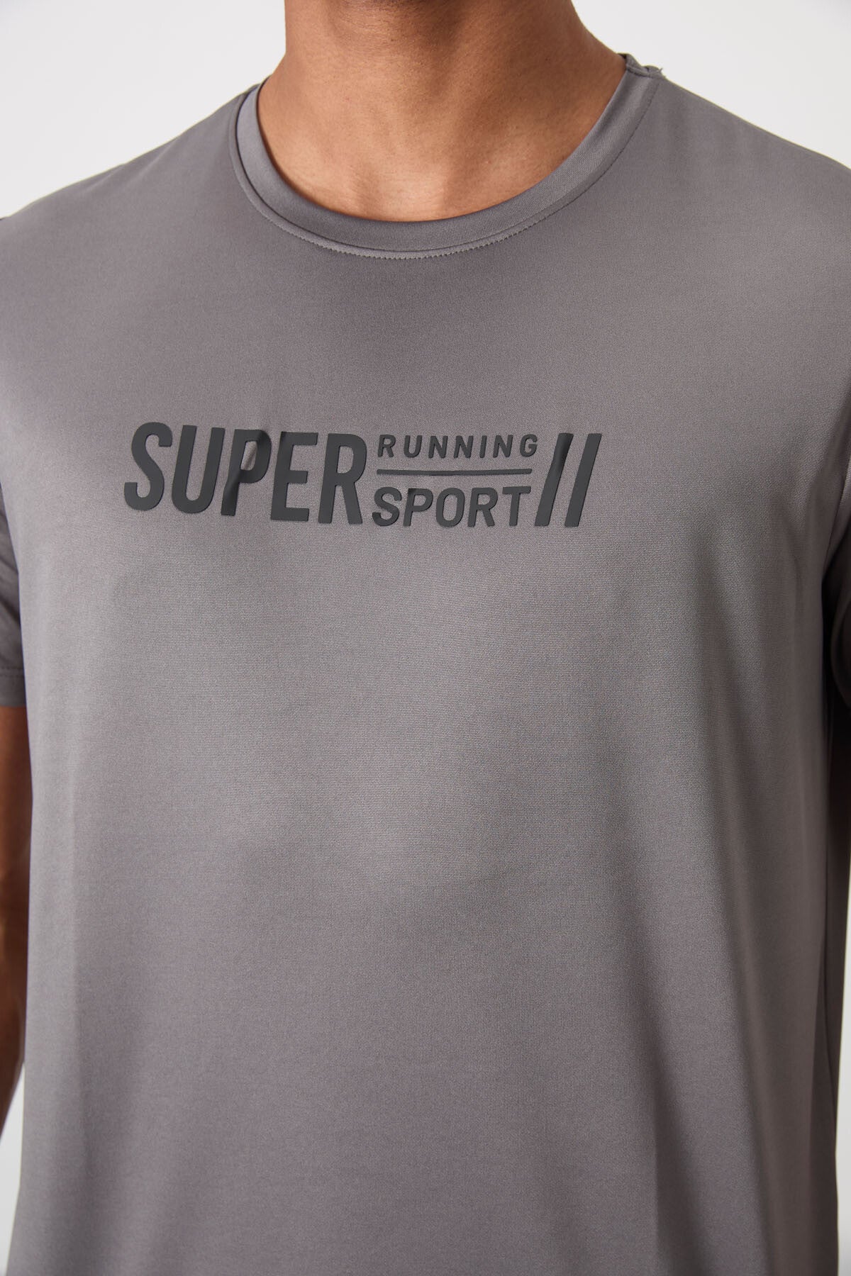 Koyu Gri Nefes Alan Dokulu İnce Esnek Standart Fit Erkek Performans T-Shirt - 88385
