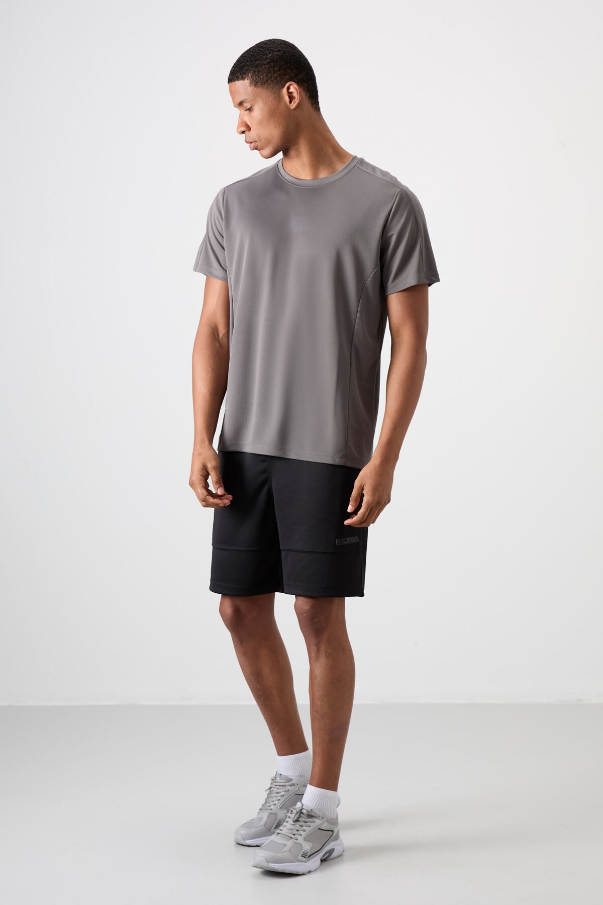 Koyu Gri Nefes Alan Dokulu İnce Esnek Standart Fit Erkek Performans T-Shirt - 88390