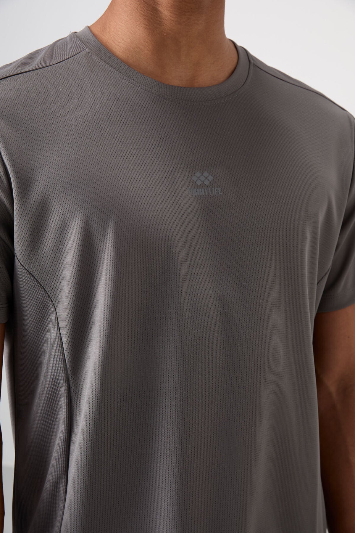 Koyu Gri Nefes Alan Dokulu İnce Esnek Standart Fit Erkek Performans T-Shirt - 88390