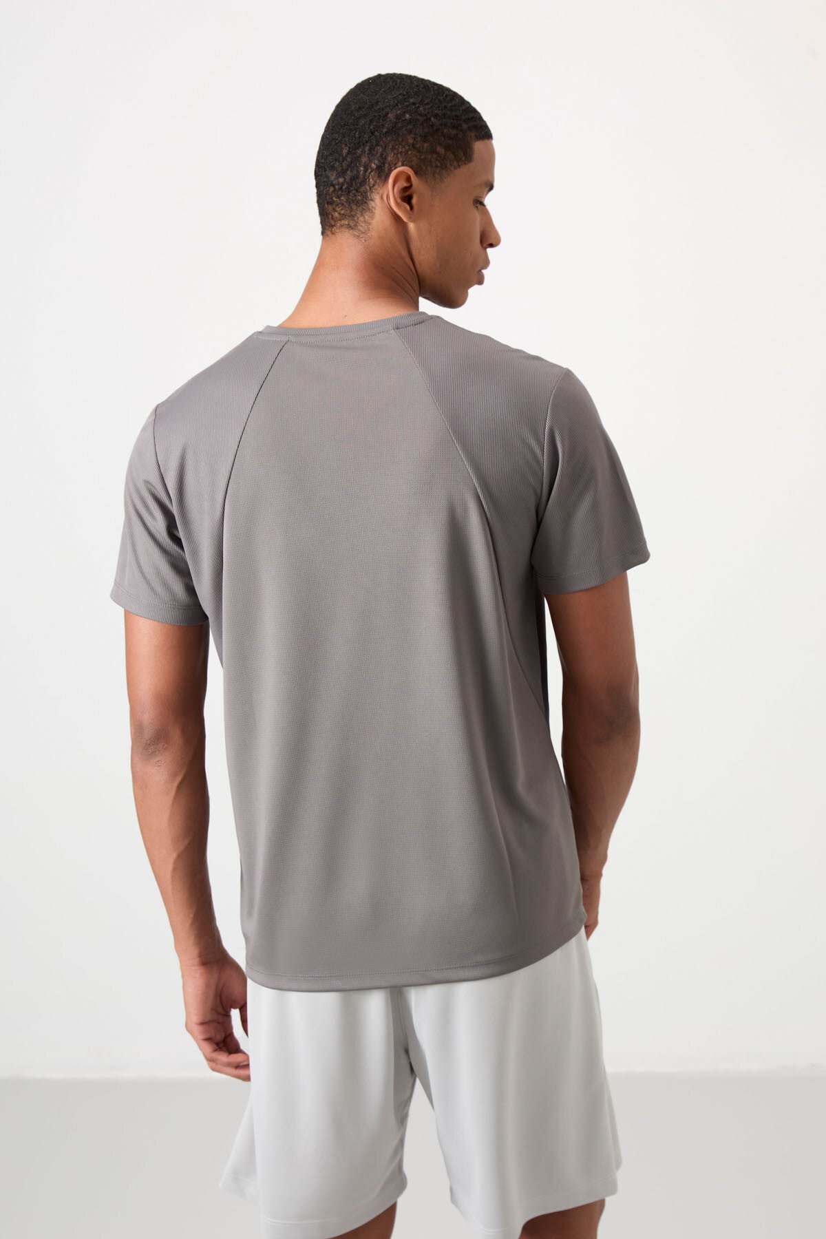 Koyu Gri Nefes Alan Dokulu İnce Esnek Standart Fit Erkek Performans T-Shirt - 88391