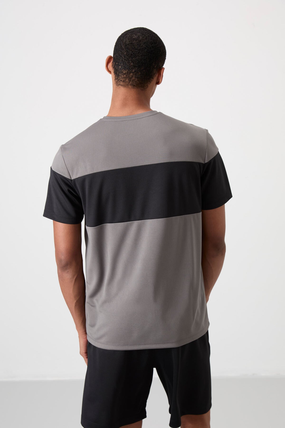 Koyu Gri Nefes Alan Dokulu İnce Esnek Standart Fit Erkek Performans T-Shirt - 88396