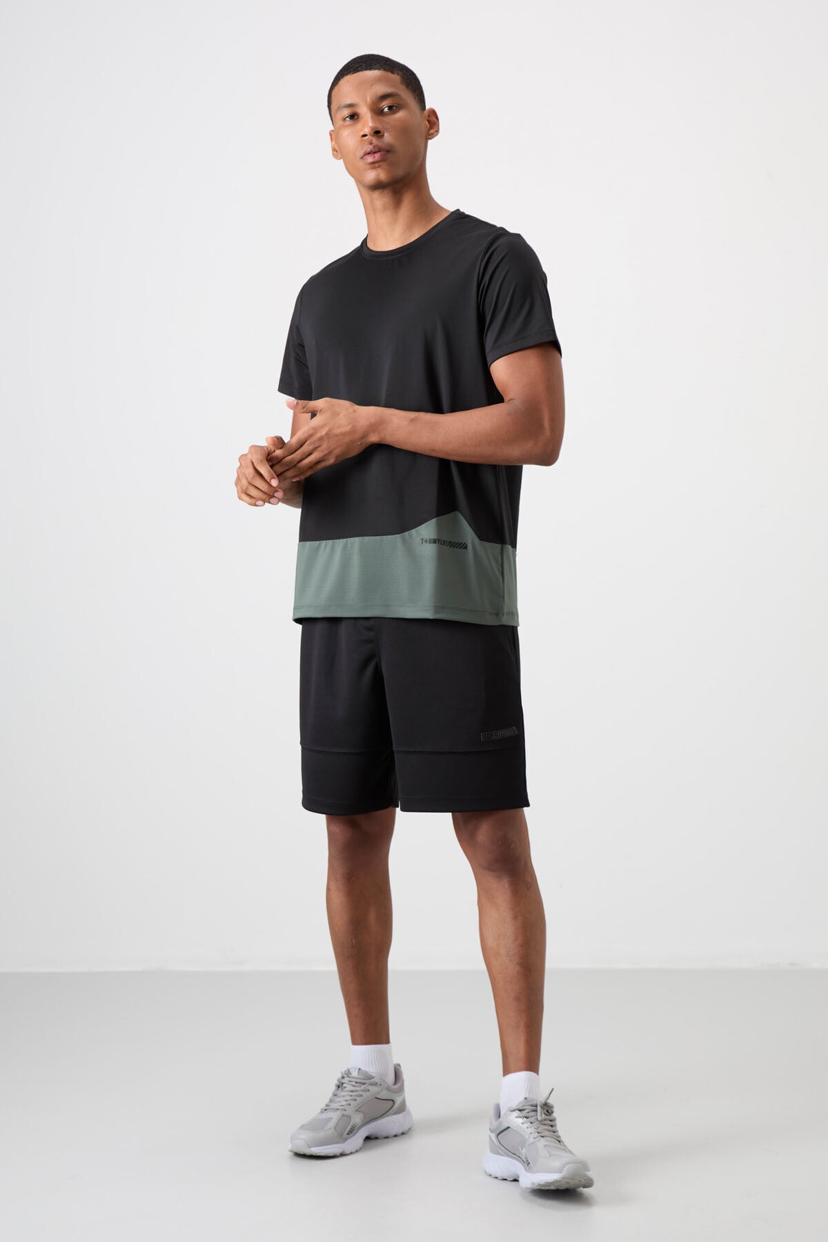 Siyah Nefes Alan Dokulu İnce Esnek Standart Fit Erkek Performans T-Shirt - 88383