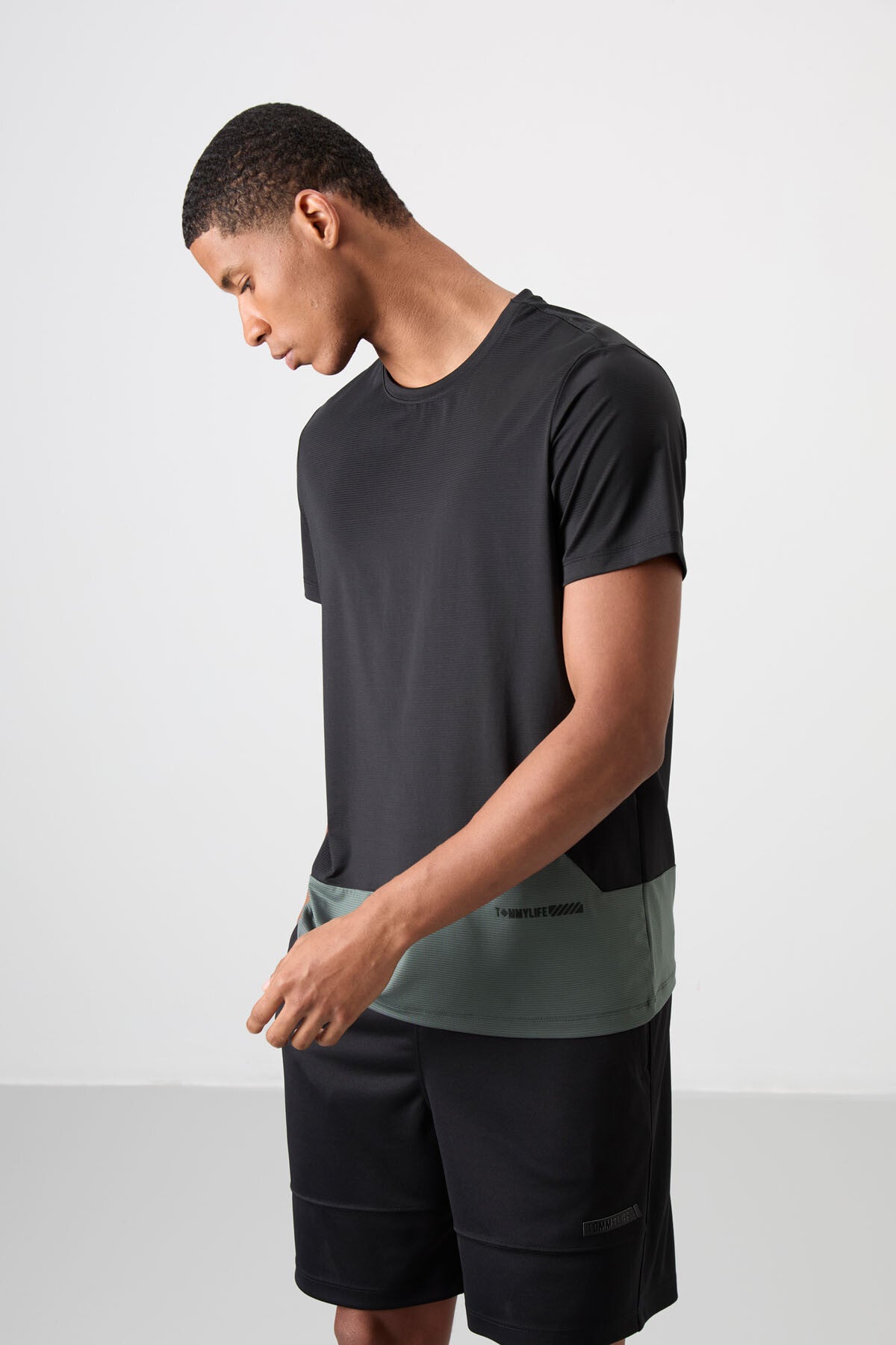 Siyah Nefes Alan Dokulu İnce Esnek Standart Fit Erkek Performans T-Shirt - 88383