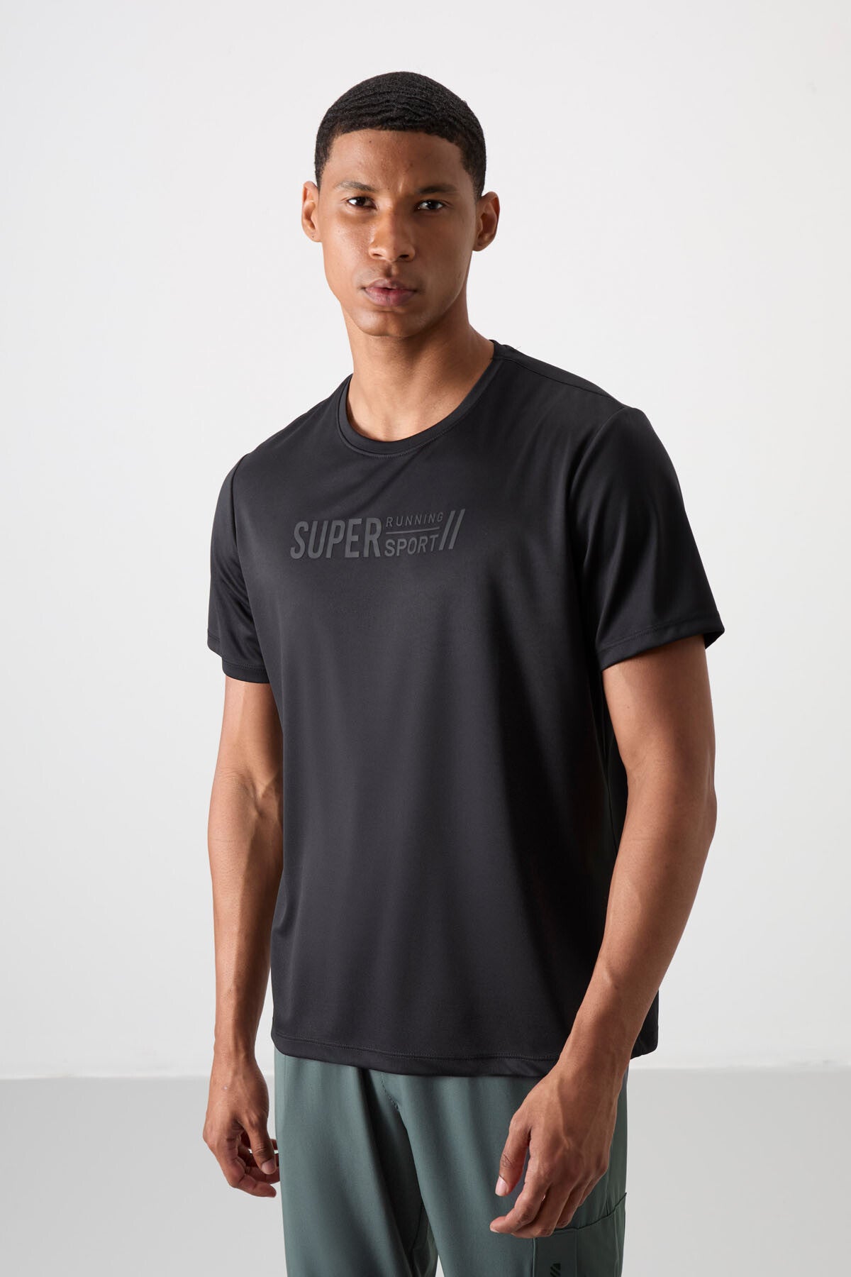 Siyah Nefes Alan Dokulu İnce Esnek Standart Fit Erkek Performans T-Shirt - 88385