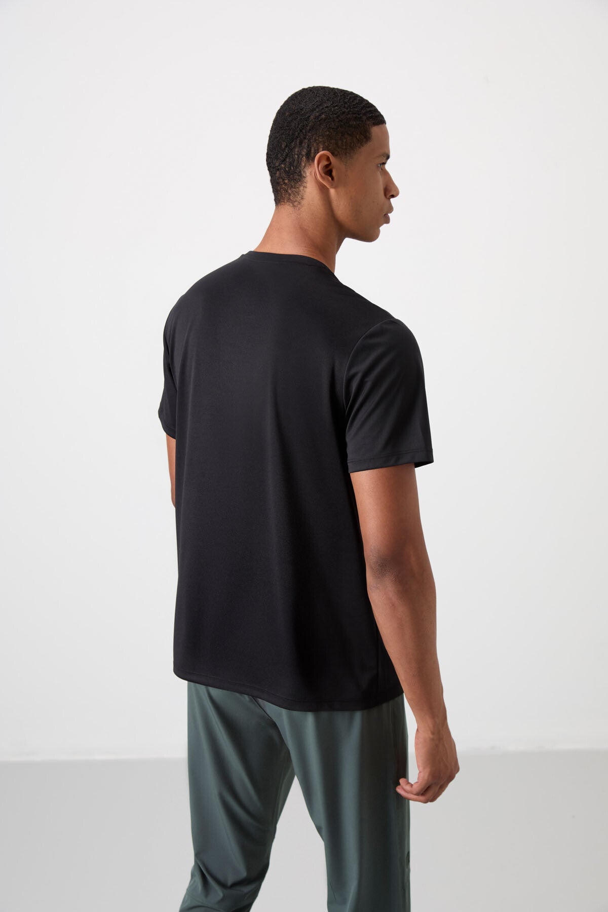 Siyah Nefes Alan Dokulu İnce Esnek Standart Fit Erkek Performans T-Shirt - 88385