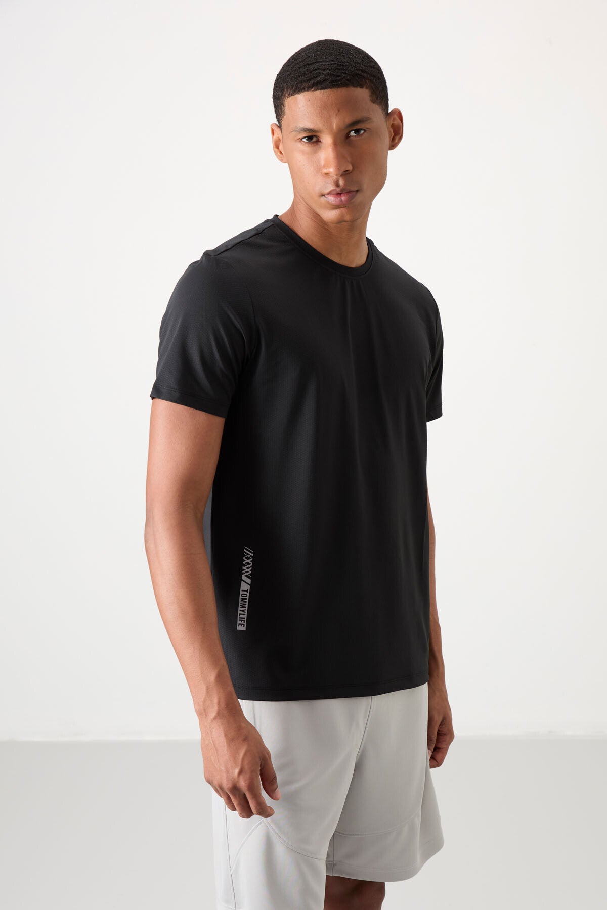 Siyah Nefes Alan Dokulu İnce Esnek Standart Fit Erkek Performans T-Shirt - 88388