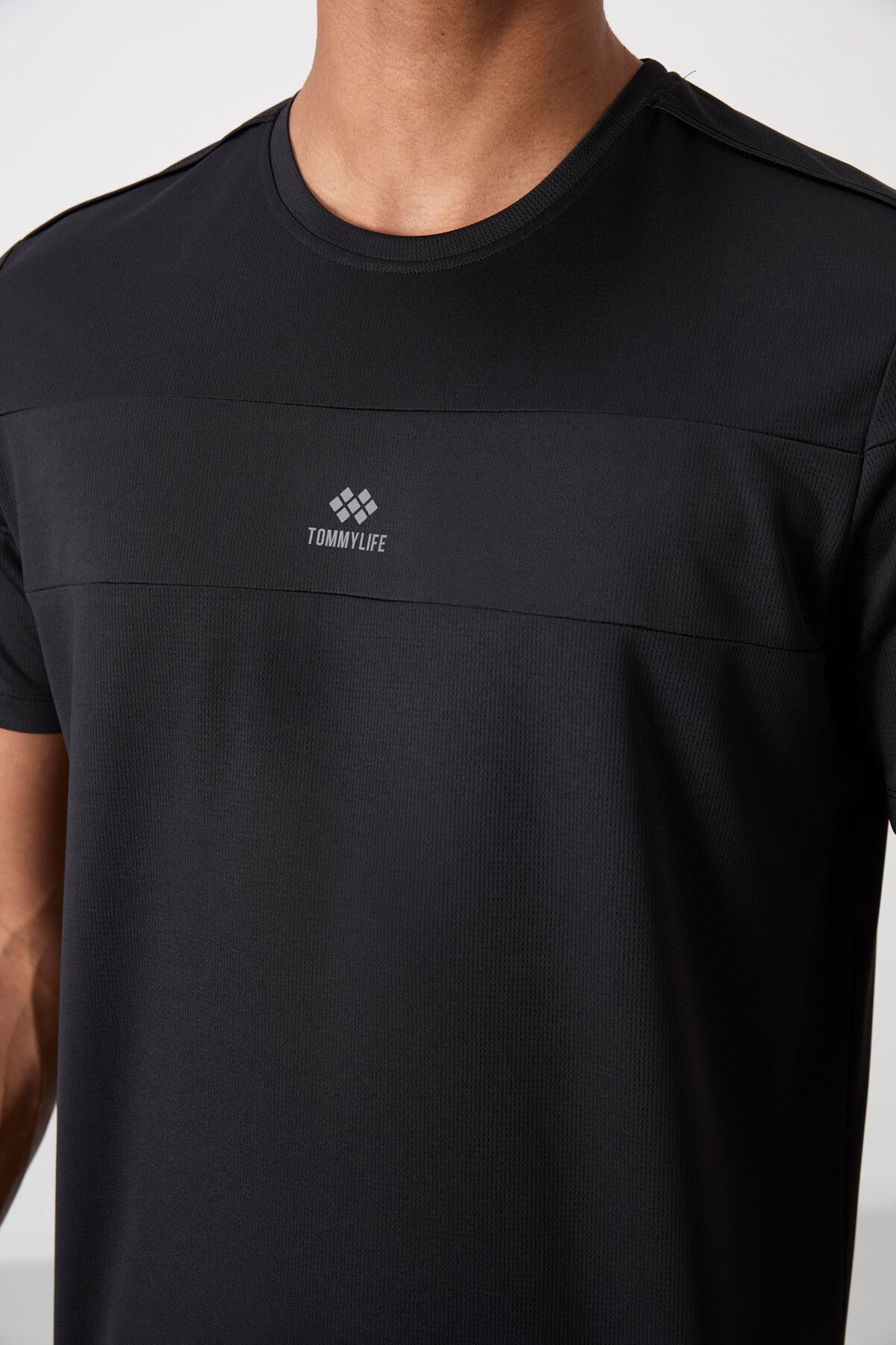 Siyah Nefes Alan Dokulu İnce Esnek Standart Fit Erkek Performans T-Shirt - 88396