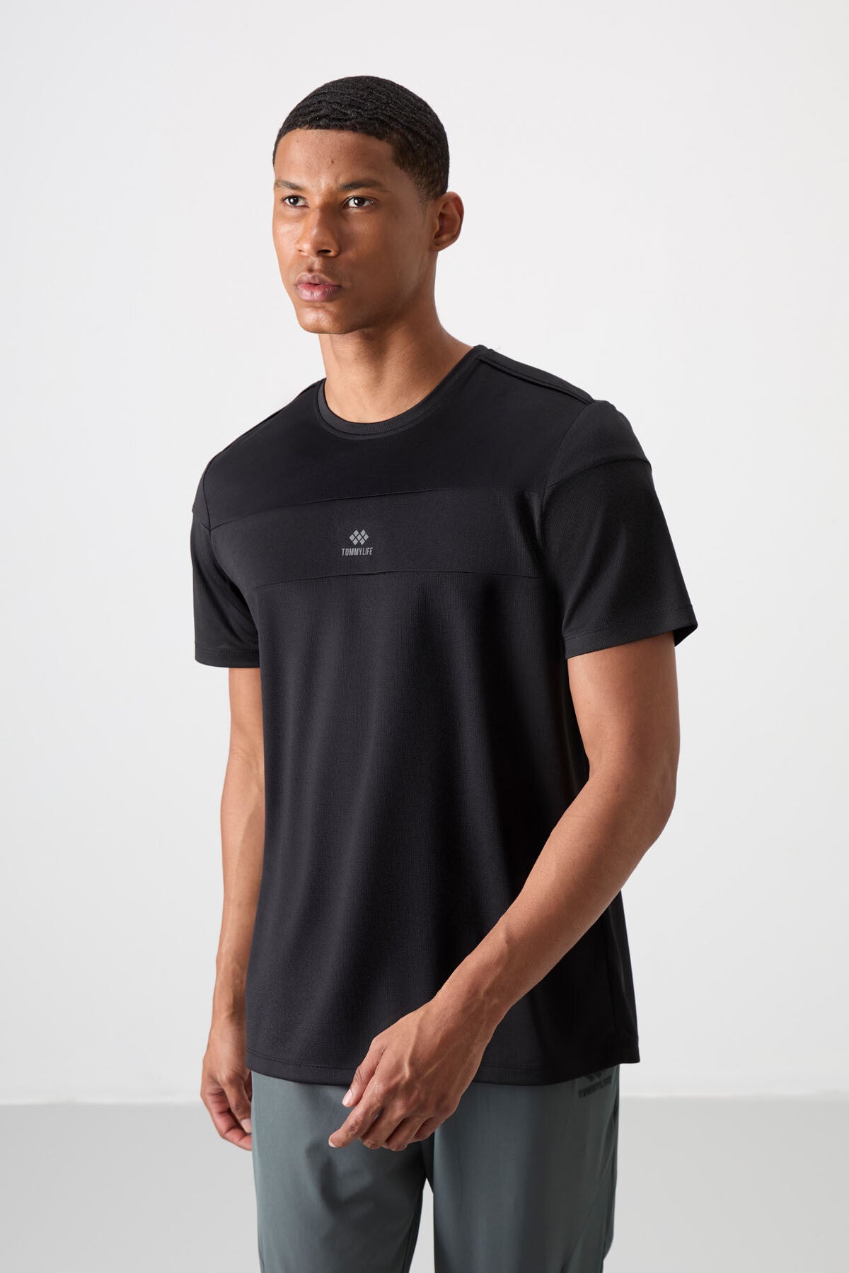 Siyah Nefes Alan Dokulu İnce Esnek Standart Fit Erkek Performans T-Shirt - 88396