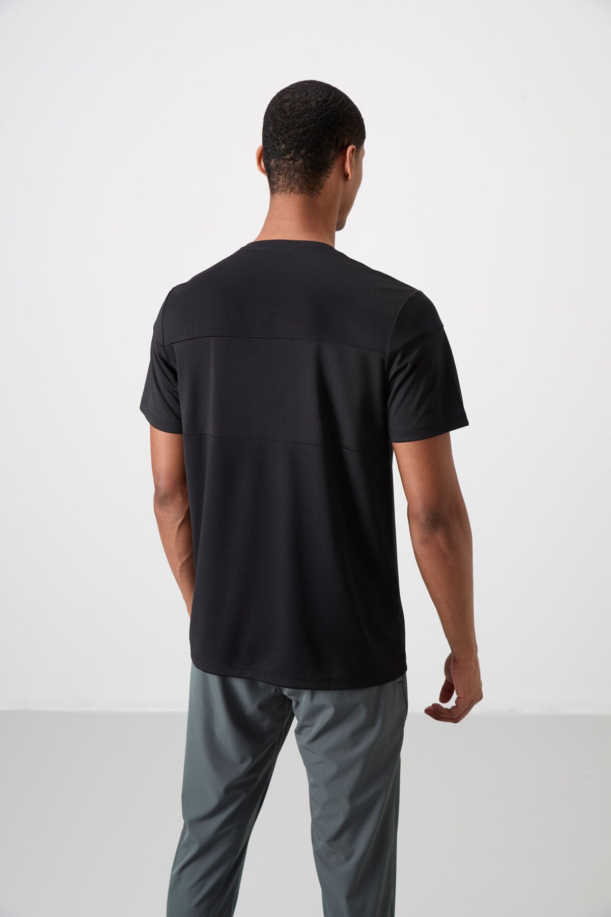 Siyah Nefes Alan Dokulu İnce Esnek Standart Fit Erkek Performans T-Shirt - 88396
