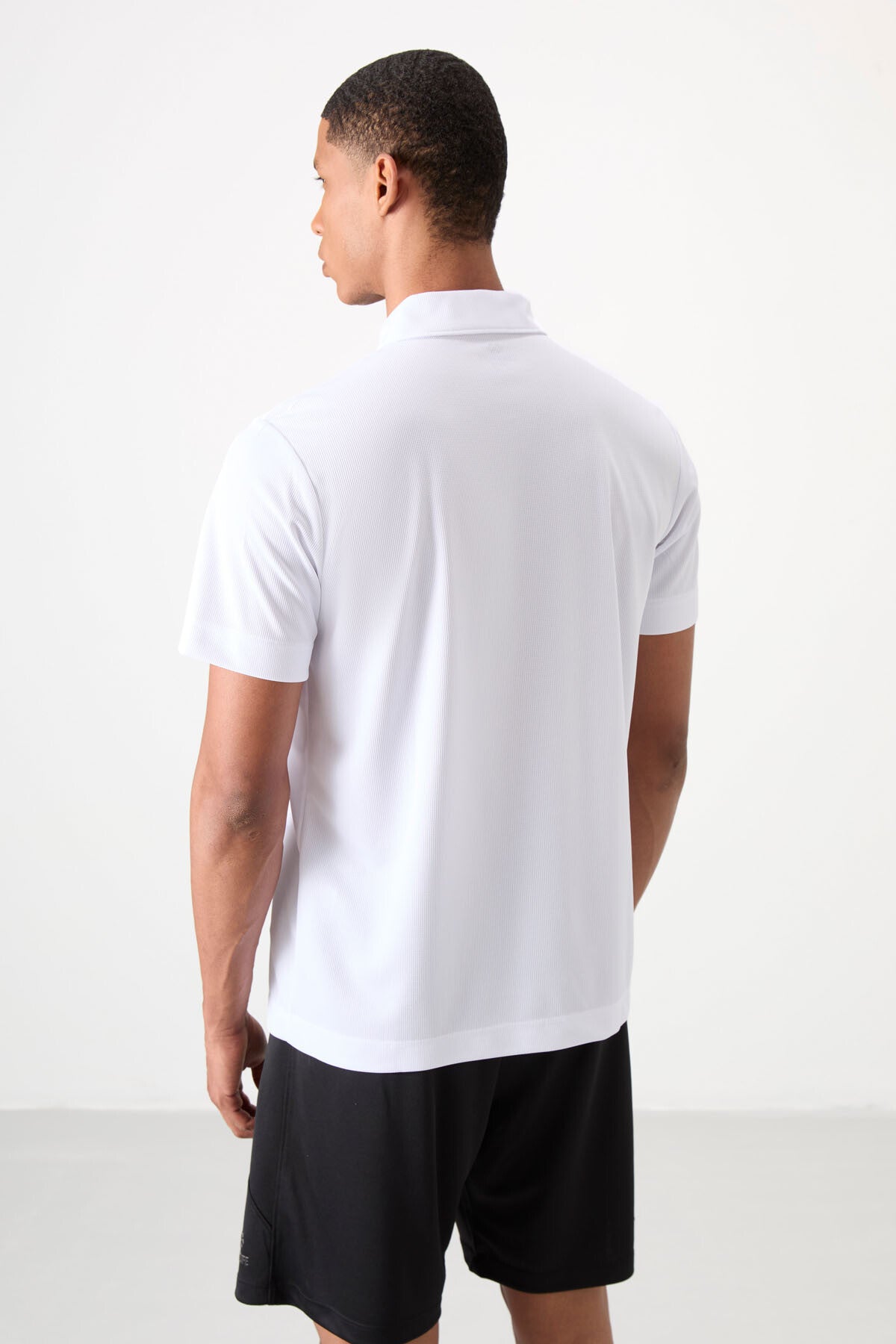 Beyaz Nefes Alan Dokulu İnce Esnek Standart Fit Polo Yaka Erkek Performans T-Shirt - 88392