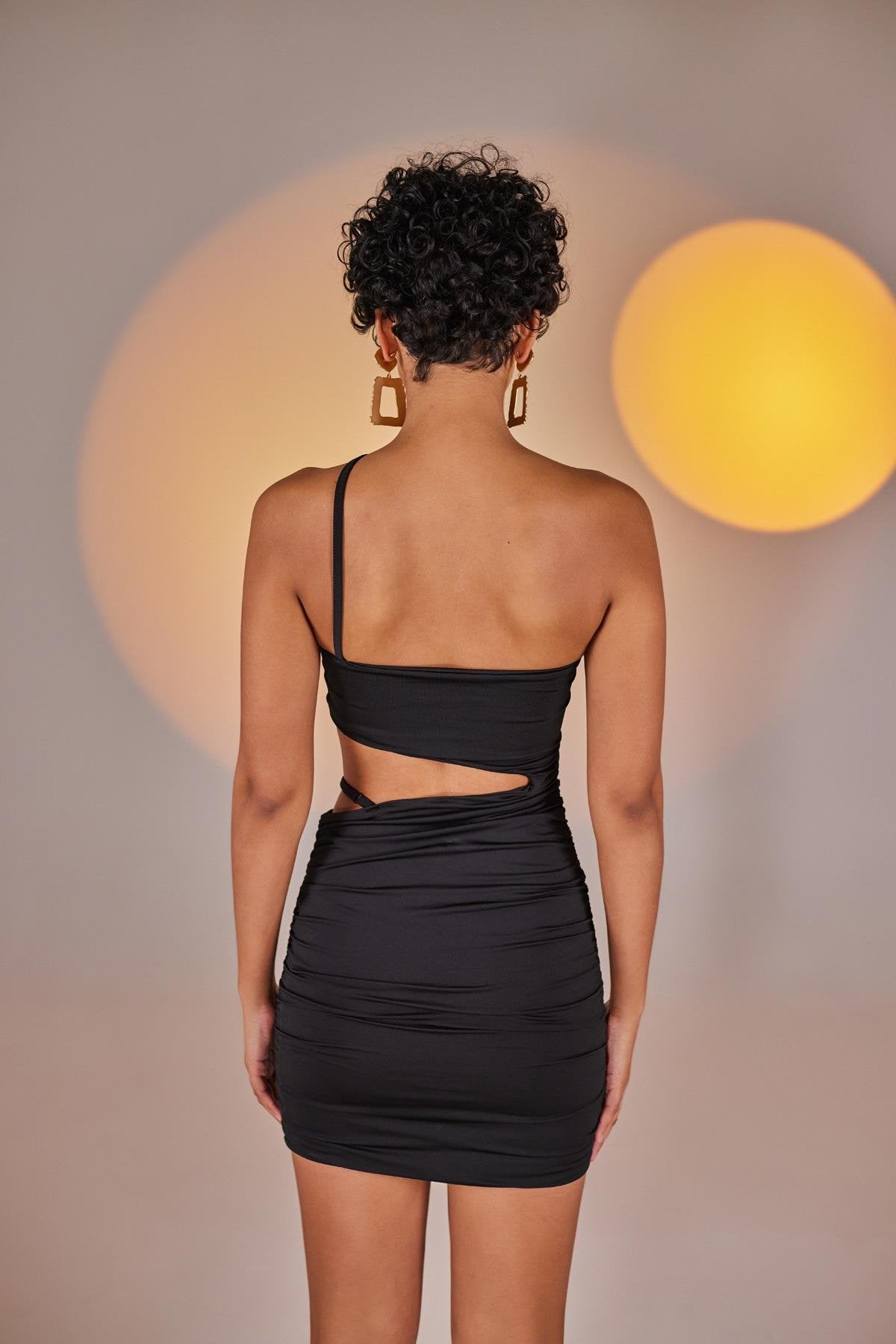 Çapraz Askı Detaylı Bel Dekolteli Drapeli Mini Bae Elbise Siyah