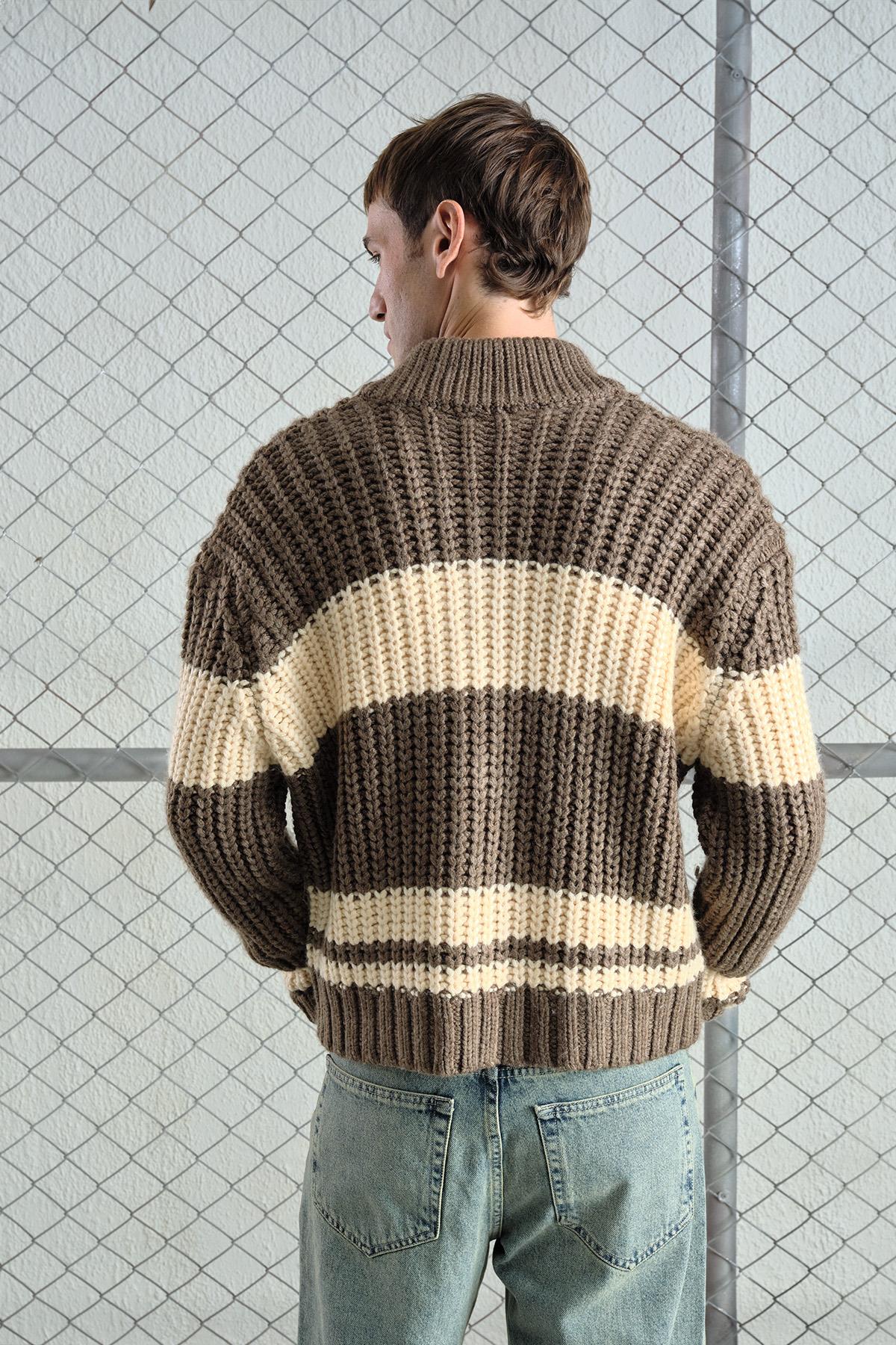 FERMUARLI TRİKO KAHVERENGİ HIRKA