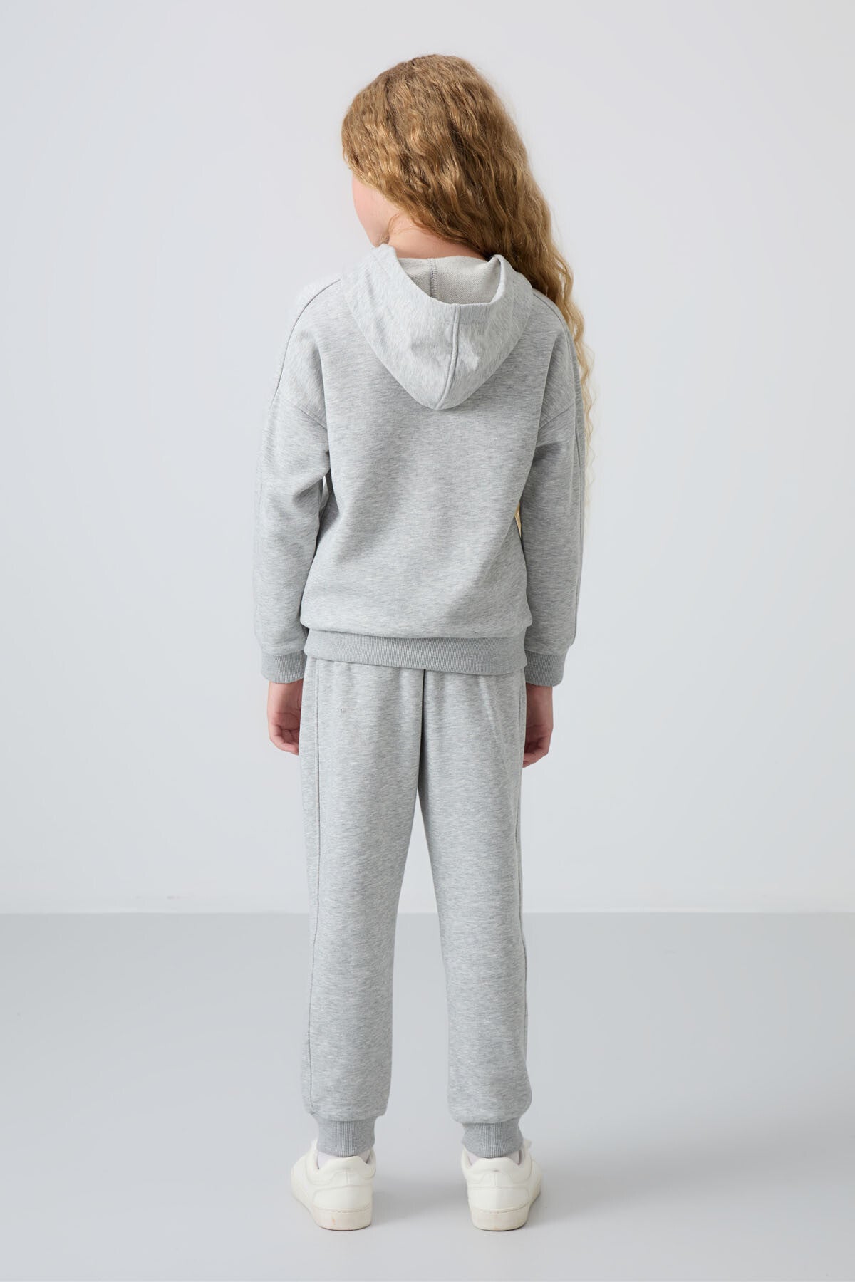 Gri Melanj Pamuklu İçi Tüylü Yumuşak Dokulu Standart Fit Nakışlı Kız Çocuk Eşofman Takım - 75148