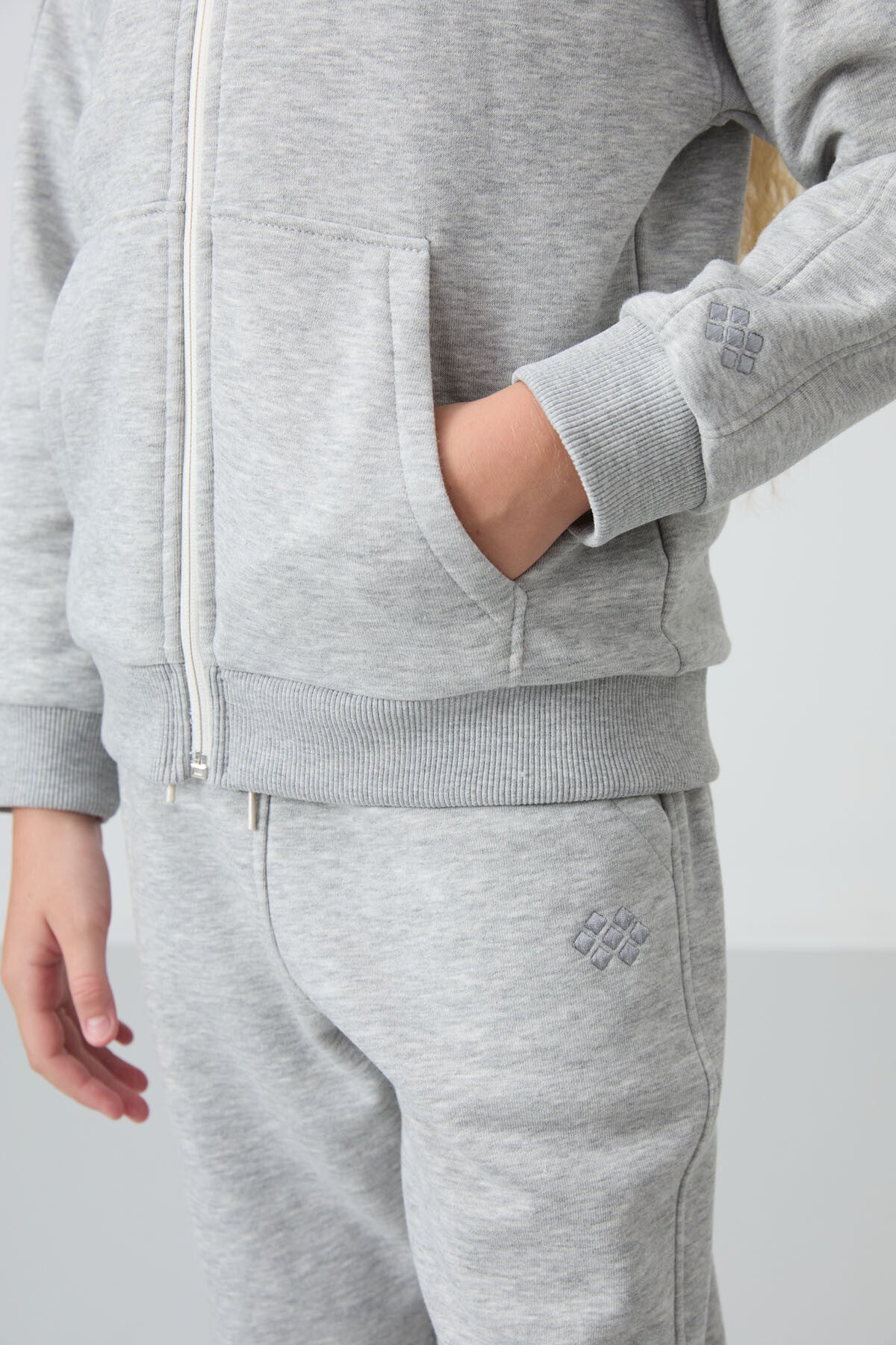 Gri Melanj Pamuklu İçi Tüylü Yumuşak Dokulu Standart Fit Nakışlı Kız Çocuk Eşofman Takım - 75148