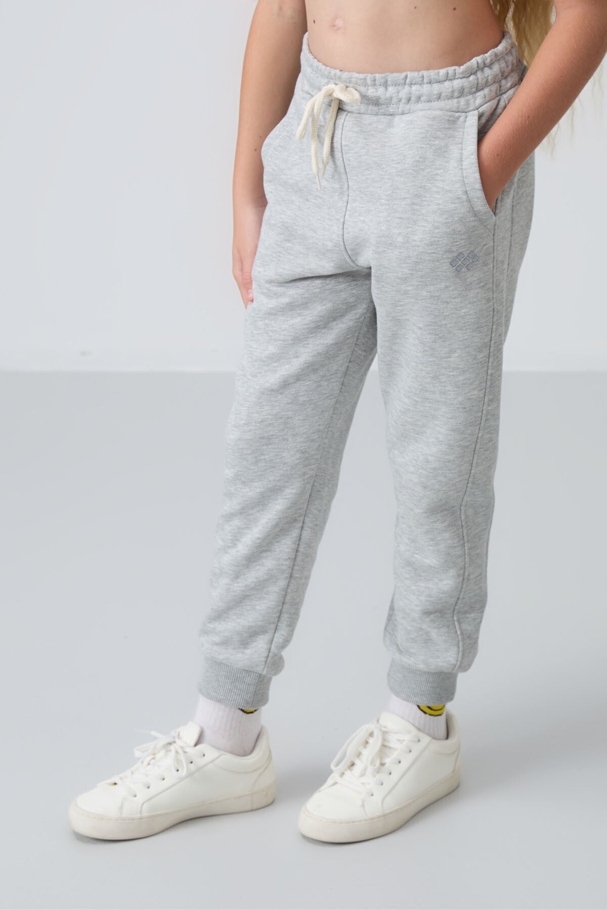 Gri Melanj Pamuklu İçi Tüylü Yumuşak Dokulu Standart Fit Nakışlı Kız Çocuk Eşofman Takım - 75148