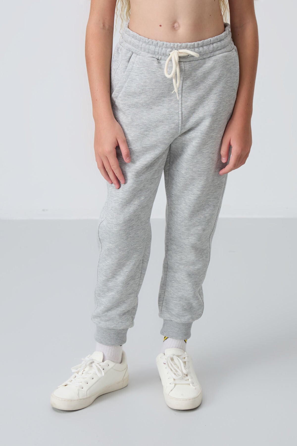 Gri Melanj Pamuklu İçi Tüylü Yumuşak Dokulu Standart Fit Nakışlı Kız Çocuk Eşofman Takım - 75148