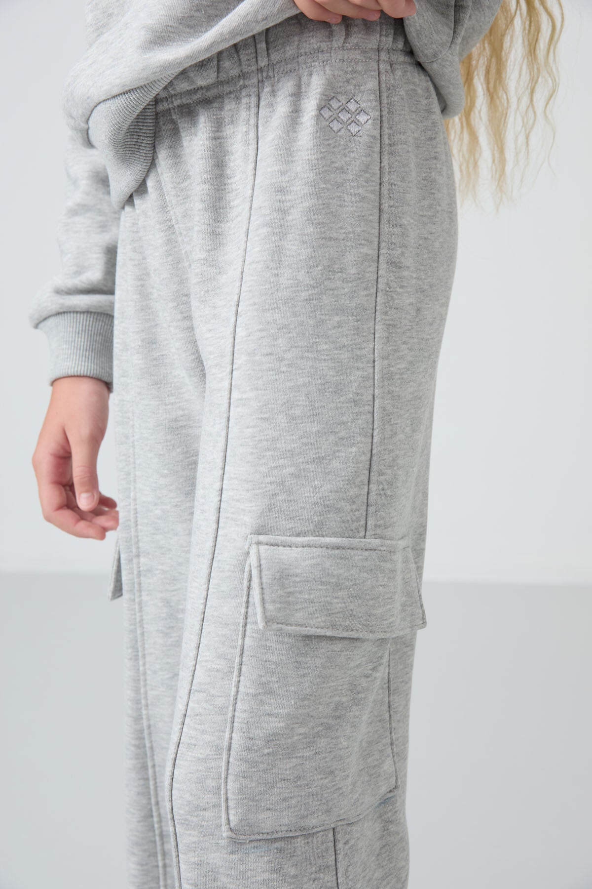 Gri Melanj Pamuklu İçi Tüylü Yumuşak Dokulu Standart Fit Nakışlı Kız Çocuk Eşofman Takım - 75159