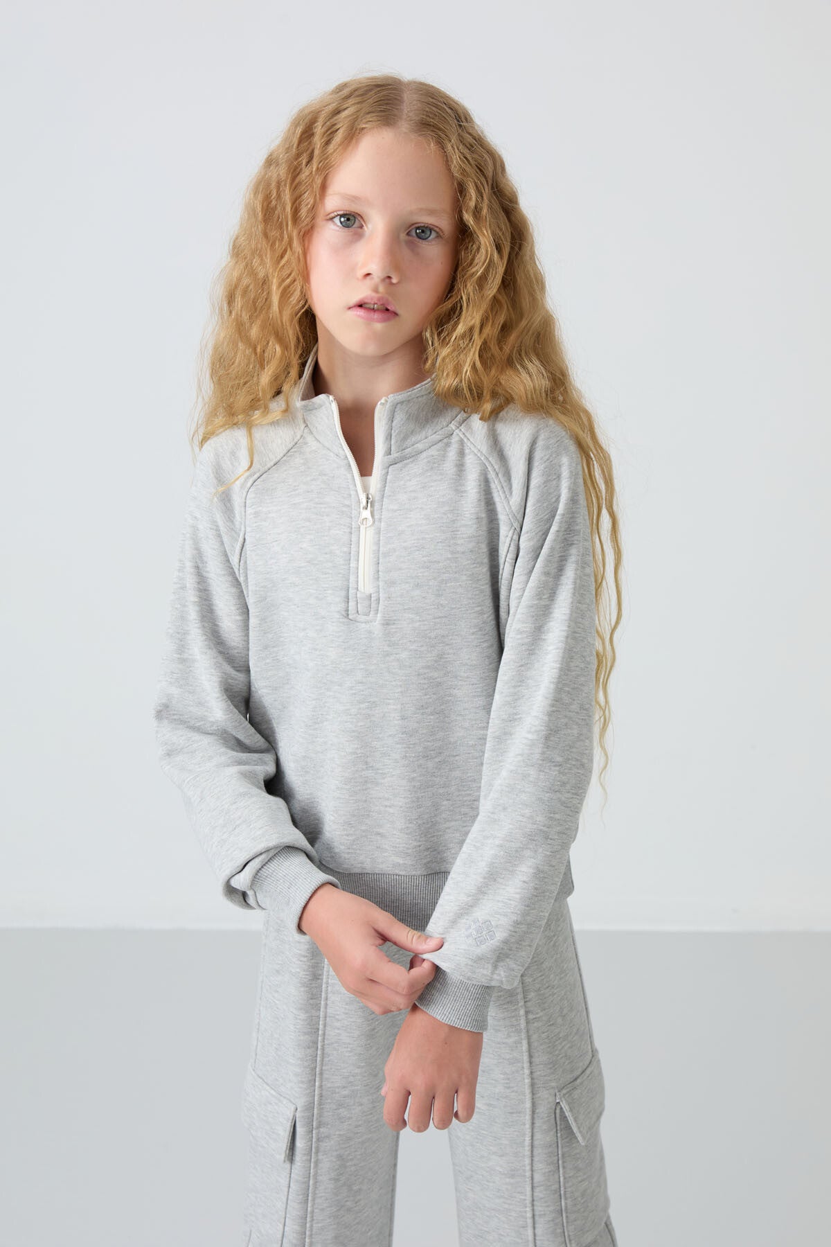 Gri Melanj Pamuklu İçi Tüylü Yumuşak Dokulu Standart Fit Nakışlı Kız Çocuk Eşofman Takım - 75159