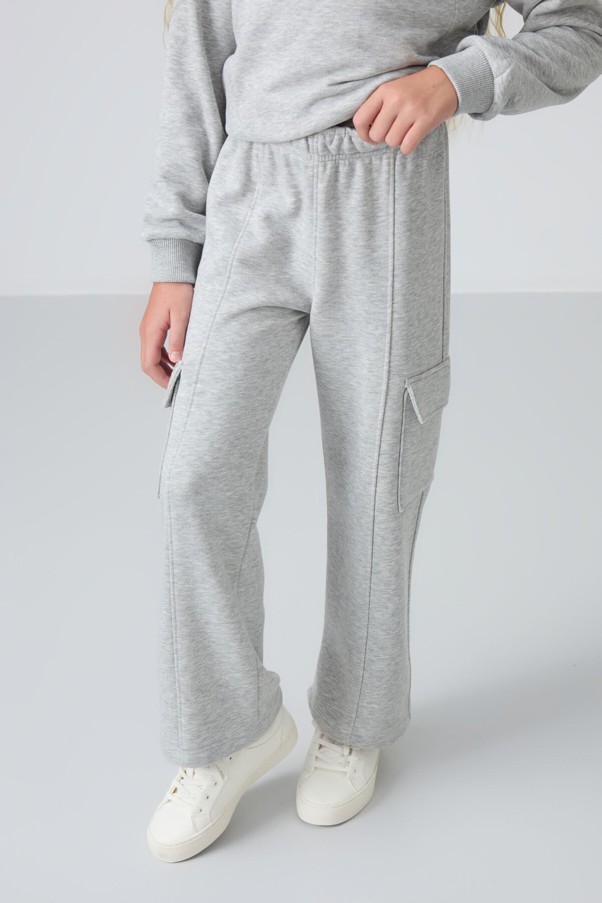 Gri Melanj Pamuklu İçi Tüylü Yumuşak Dokulu Standart Fit Nakışlı Kız Çocuk Eşofman Takım - 75159