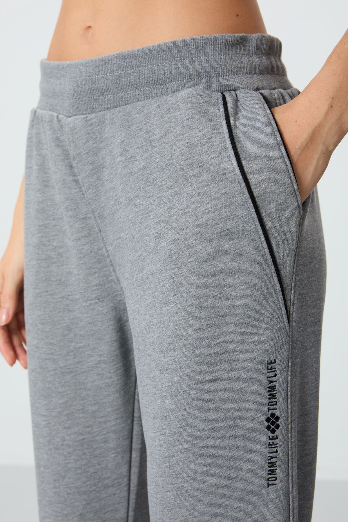 Gri Melanj Kompakt Pamuklu Kalın Pürüzsüz Dokulu Standart Fit Kadın Eşofman Altı - 94660