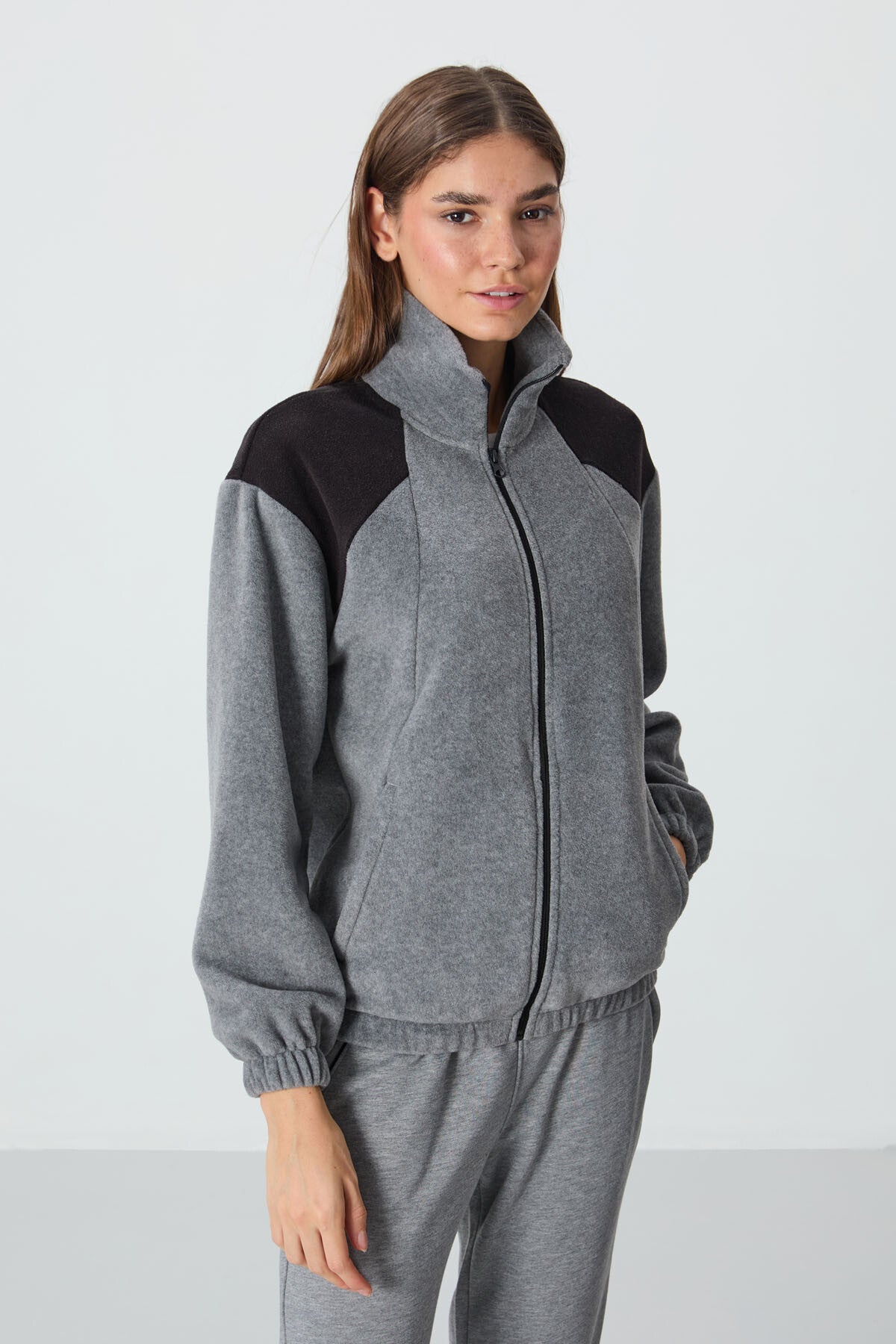 Gri Melanj Kalın Yumuşak Dokulu Dik Yaka Oversize Nakışlı Polar Kadın Sweatshirt - 97293
